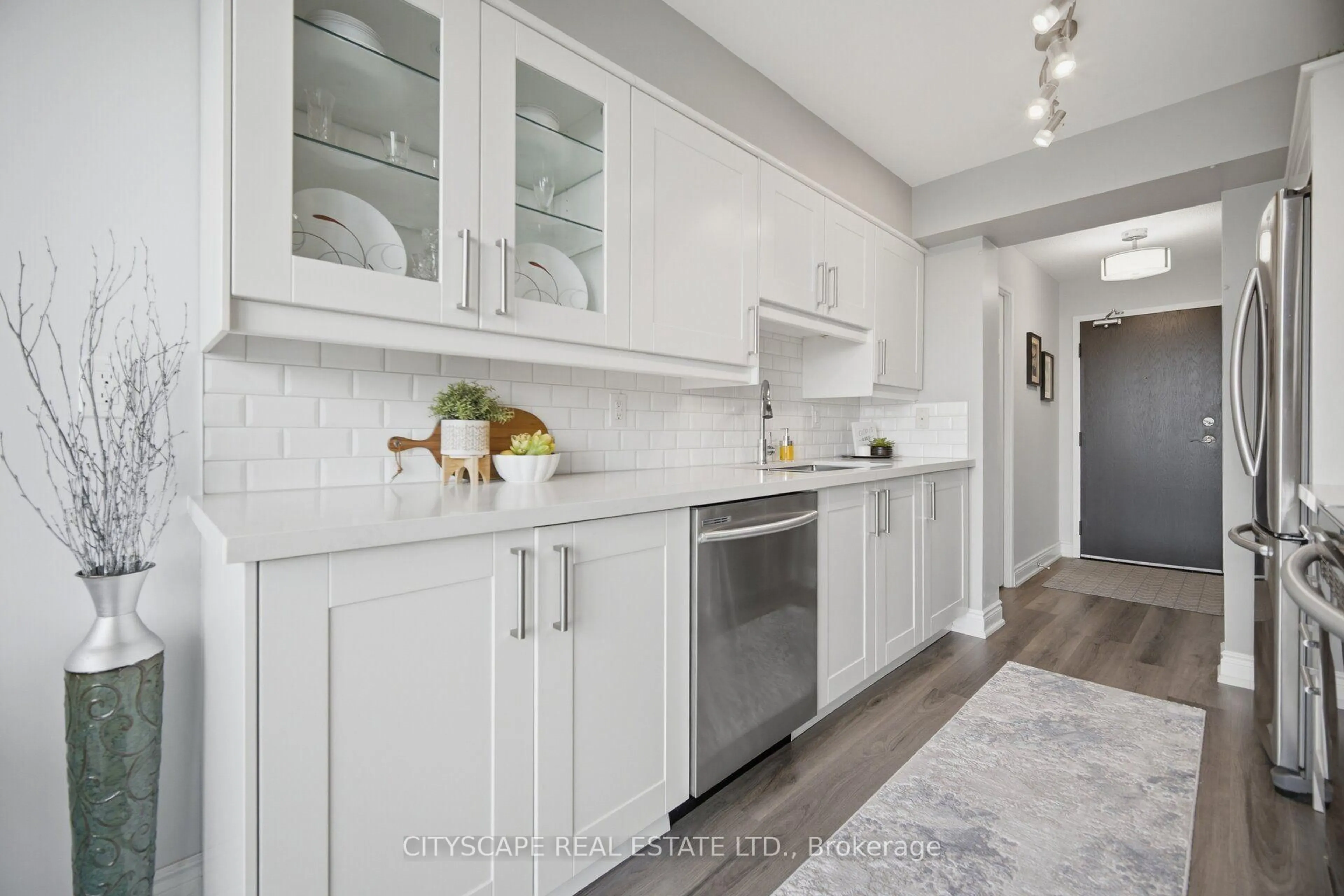 Contemporary kitchen, ceramic/tile floor for 700 Constellation Dr #1105, Mississauga Ontario L5R 3G8