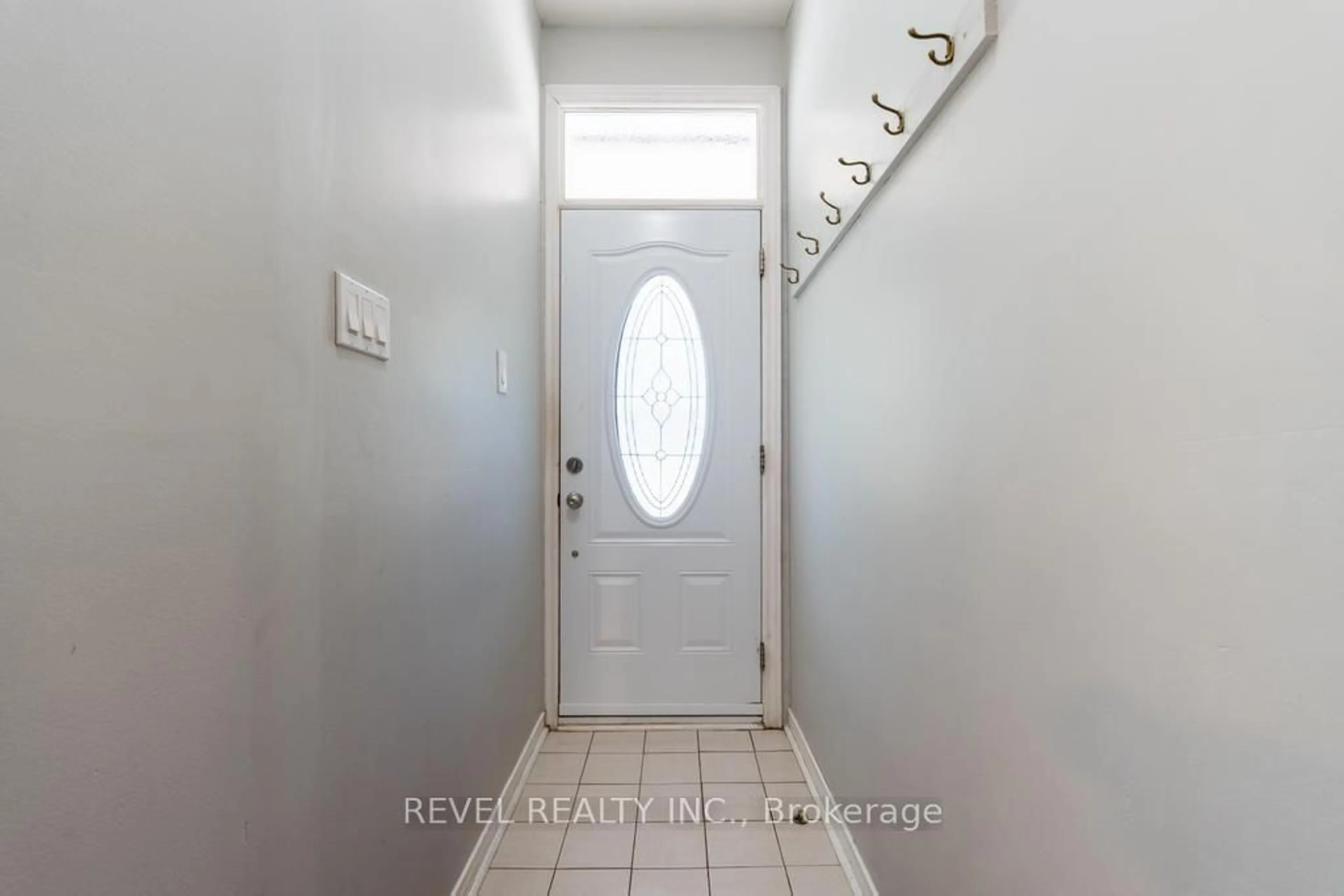 Indoor entryway for 255 Franklin Ave, Toronto Ontario M6P 3Z4