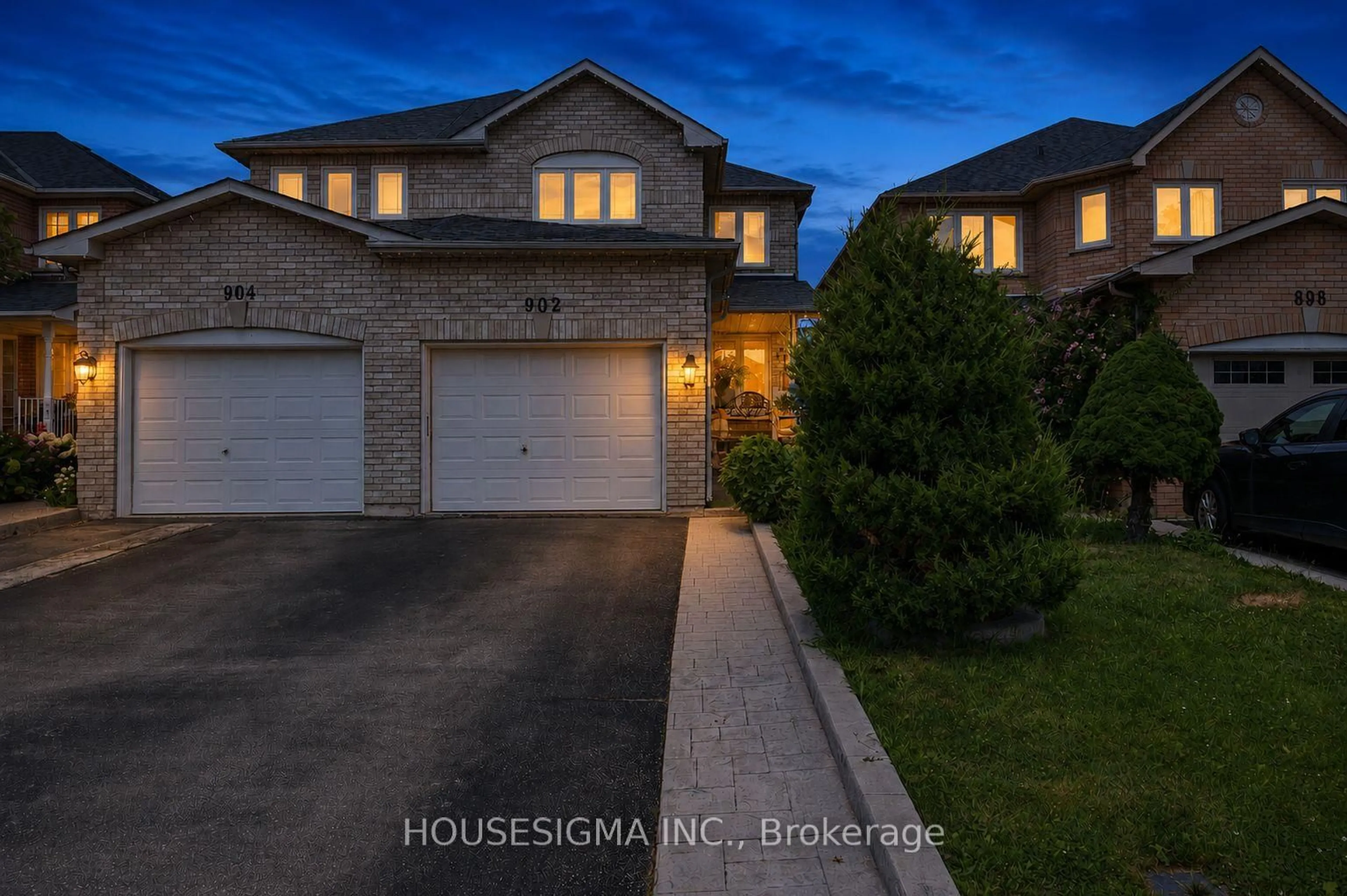Home with brick exterior material, street for 902 Applecroft Circ, Mississauga Ontario L5V 2A7