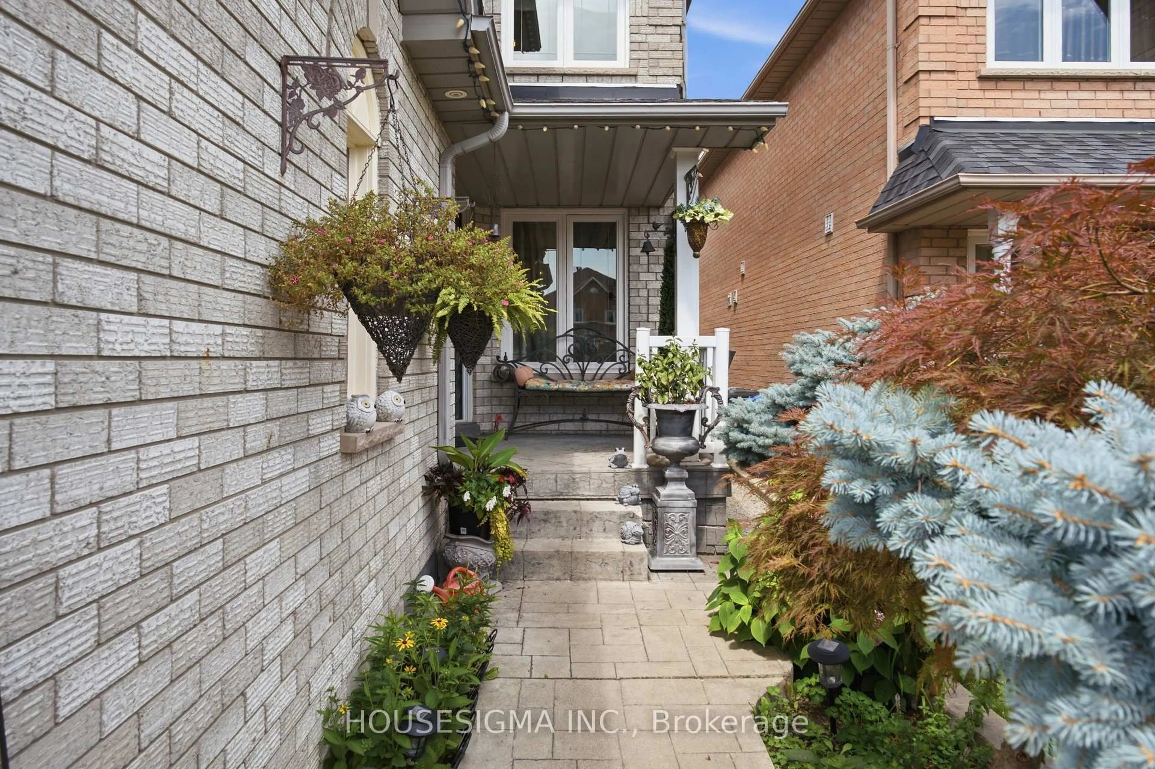 Unknown for 902 Applecroft Circ, Mississauga Ontario L5V 2A7