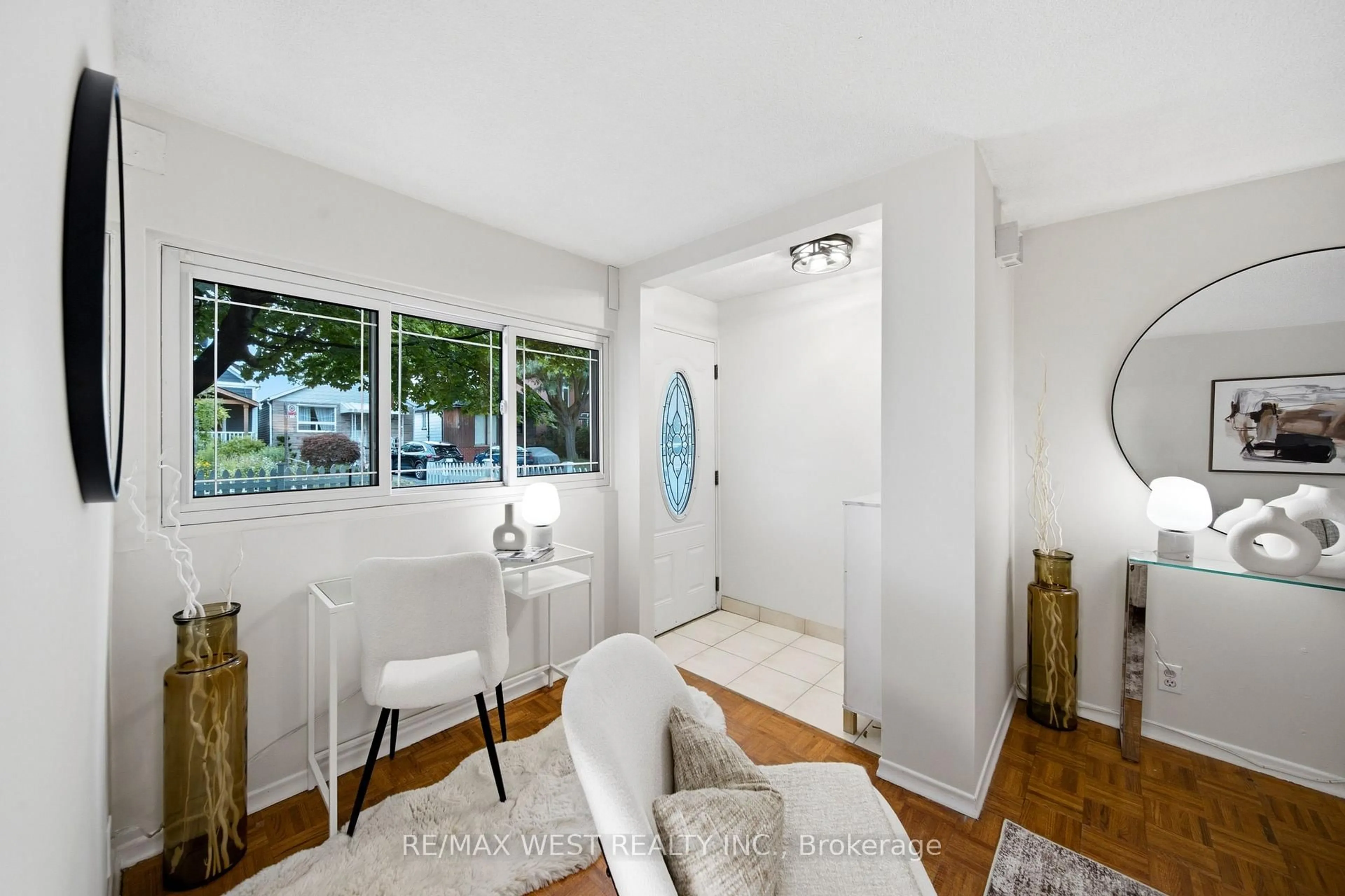 Indoor entryway for 25 Batavia Ave, Toronto Ontario M6N 4A1