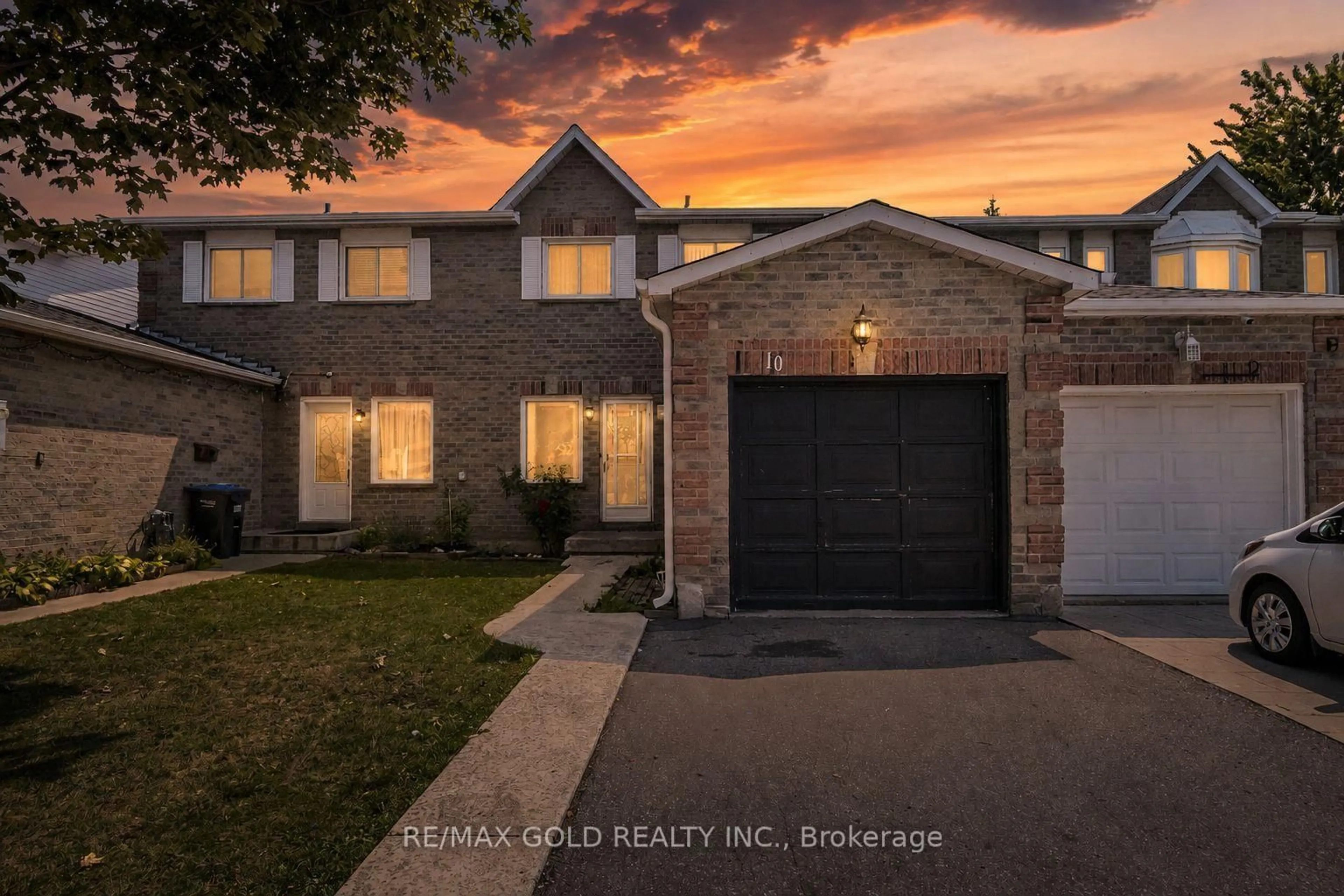 A pic from outside/outdoor area/front of a property/back of a property/a pic from drone, street for 10 Elmstead Crt, Brampton Ontario L6Y 4B9