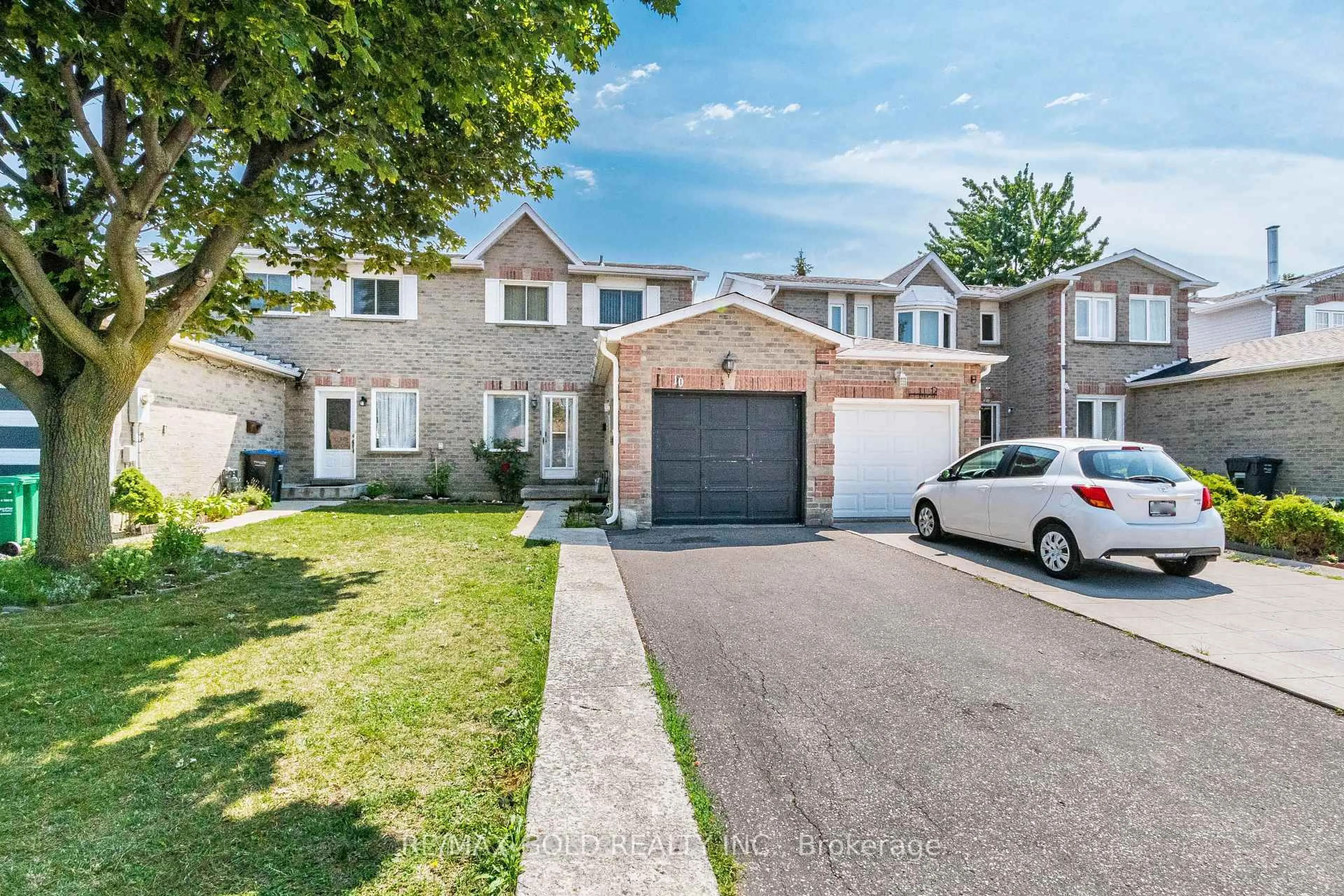 A pic from outside/outdoor area/front of a property/back of a property/a pic from drone, street for 10 Elmstead Crt, Brampton Ontario L6Y 4B9
