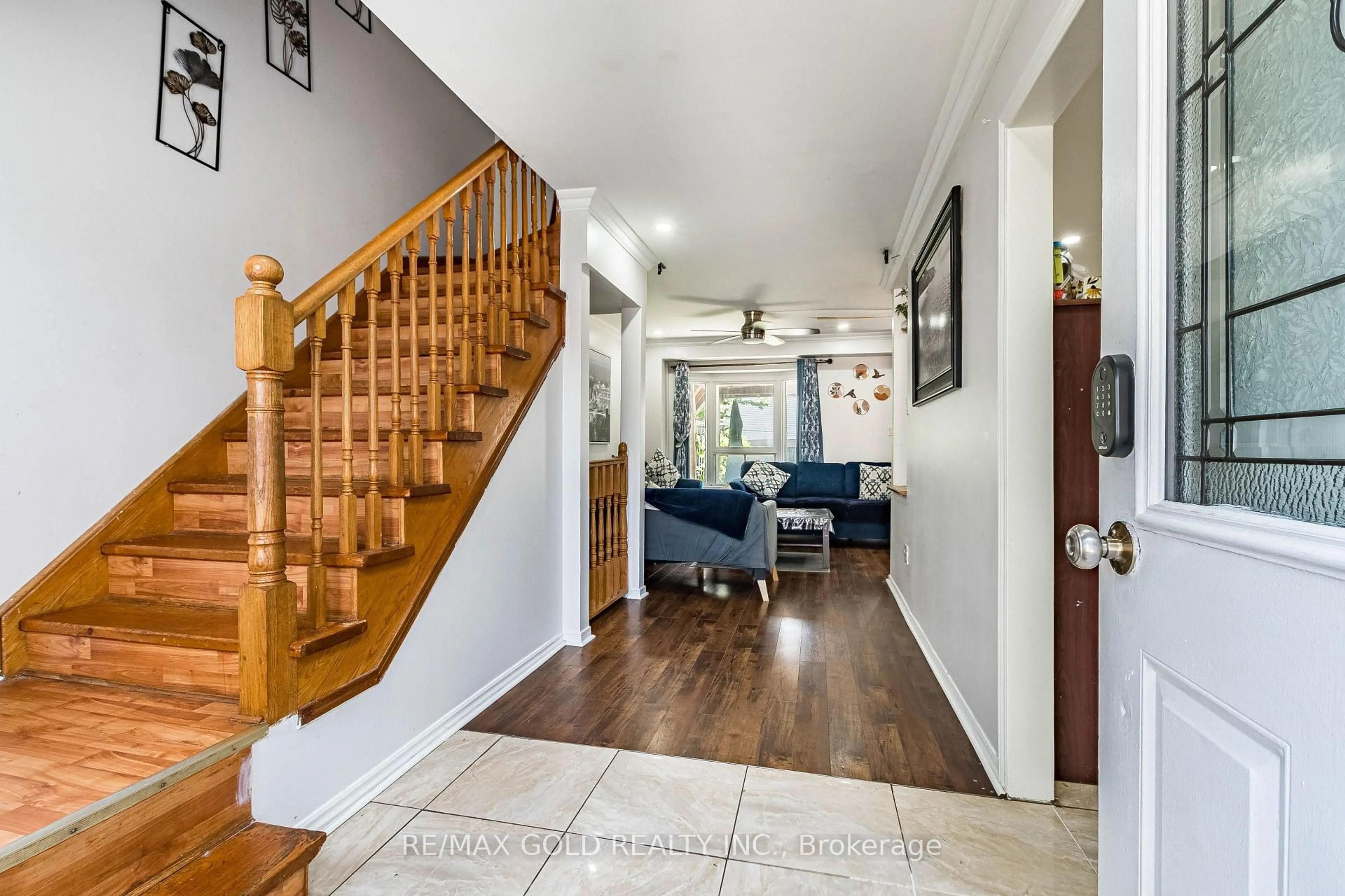 Indoor entryway for 10 Elmstead Crt, Brampton Ontario L6Y 4B9
