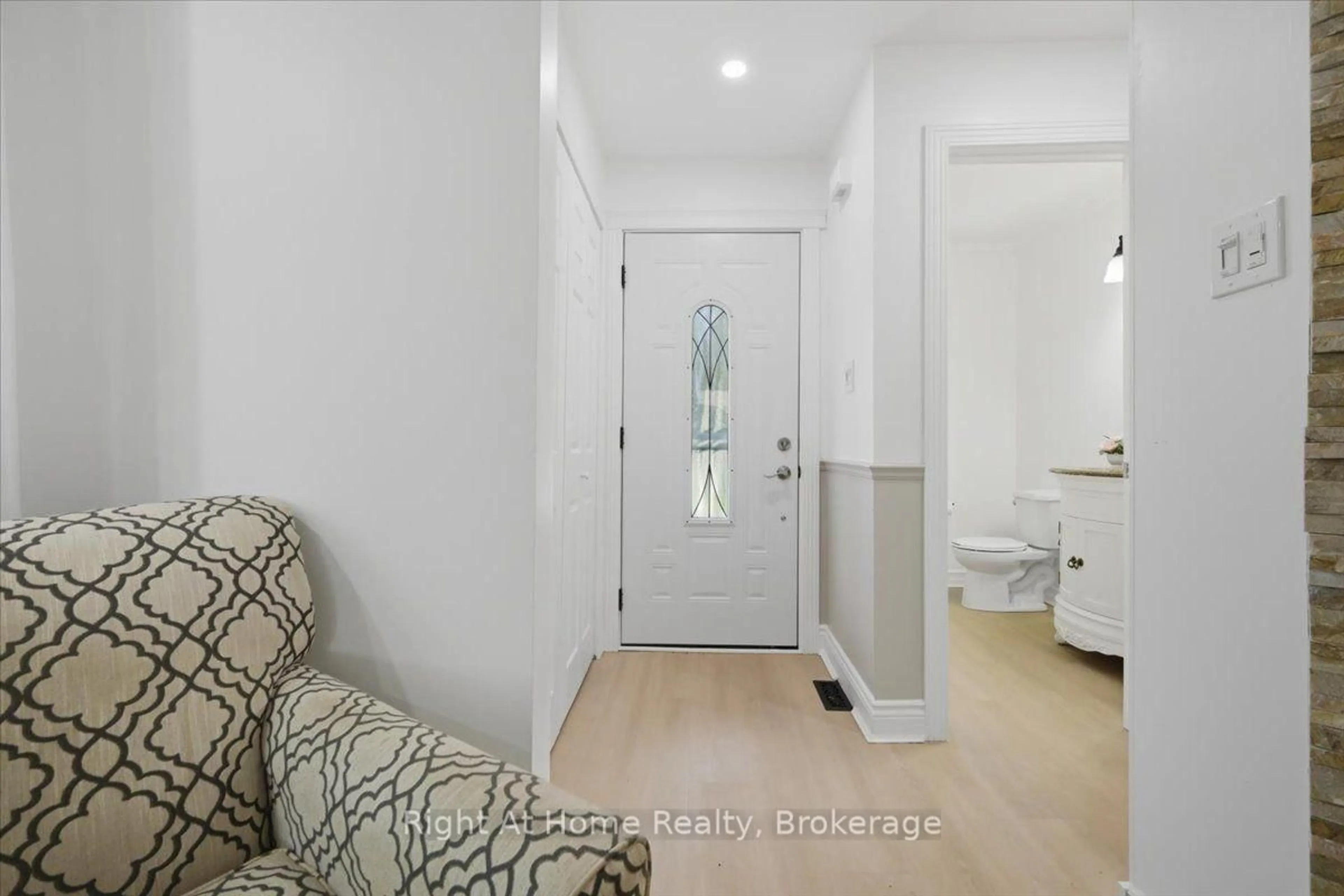 Indoor entryway for 2256 Munns Ave, Oakville Ontario L6H 3M8