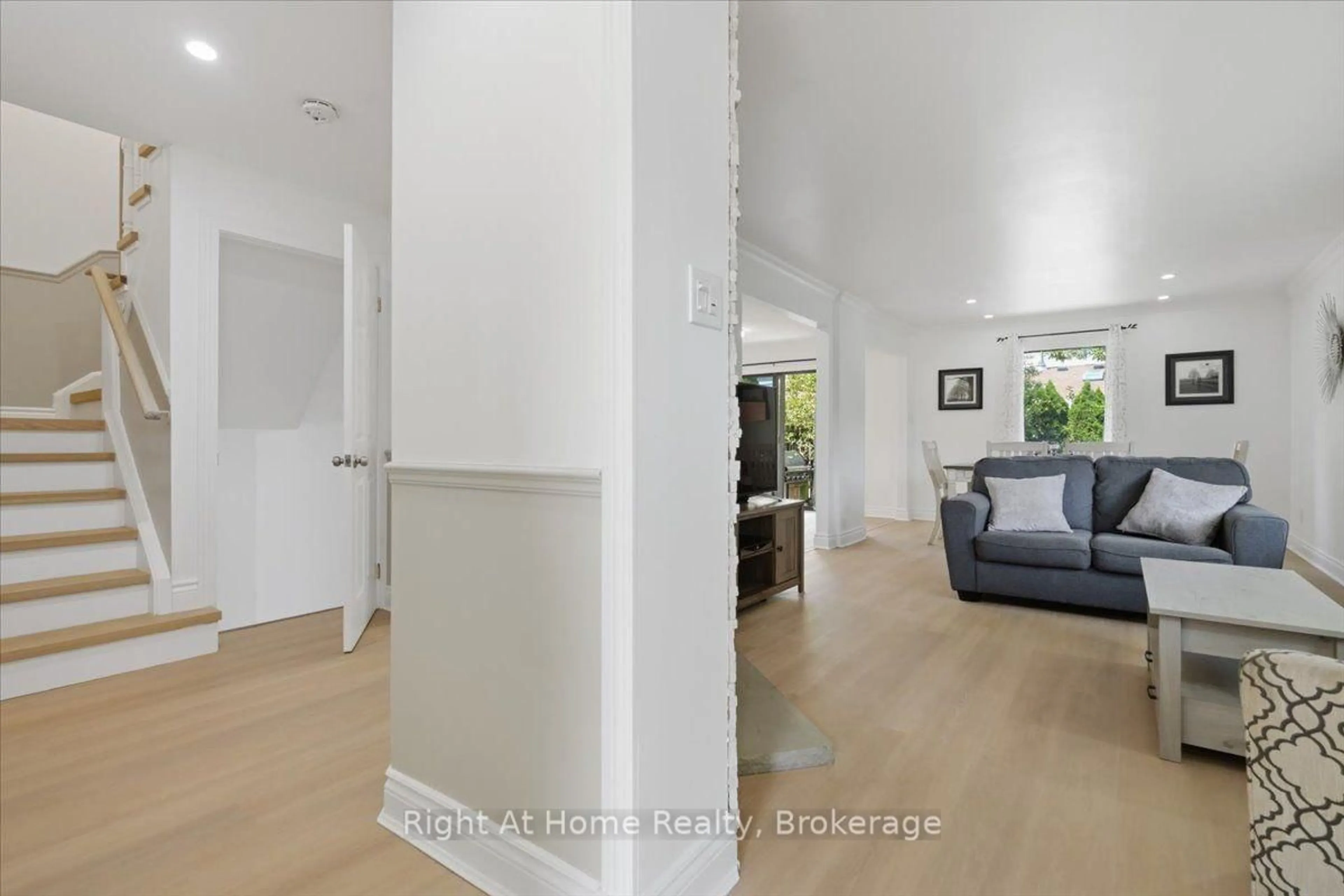 Indoor foyer for 2256 Munns Ave, Oakville Ontario L6H 3M8