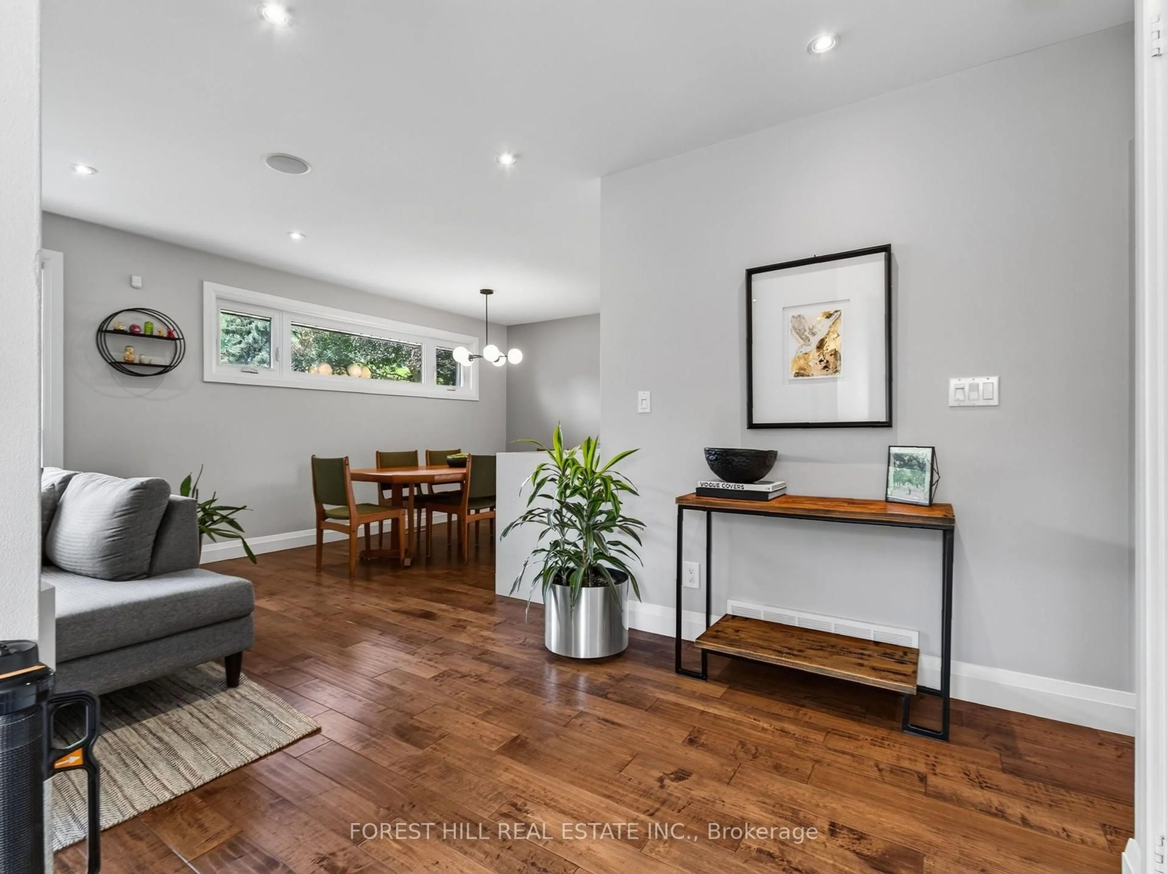 Living room with furniture, wood/laminate floor for 34 Mitre Pl, Toronto Ontario M9R 3C4