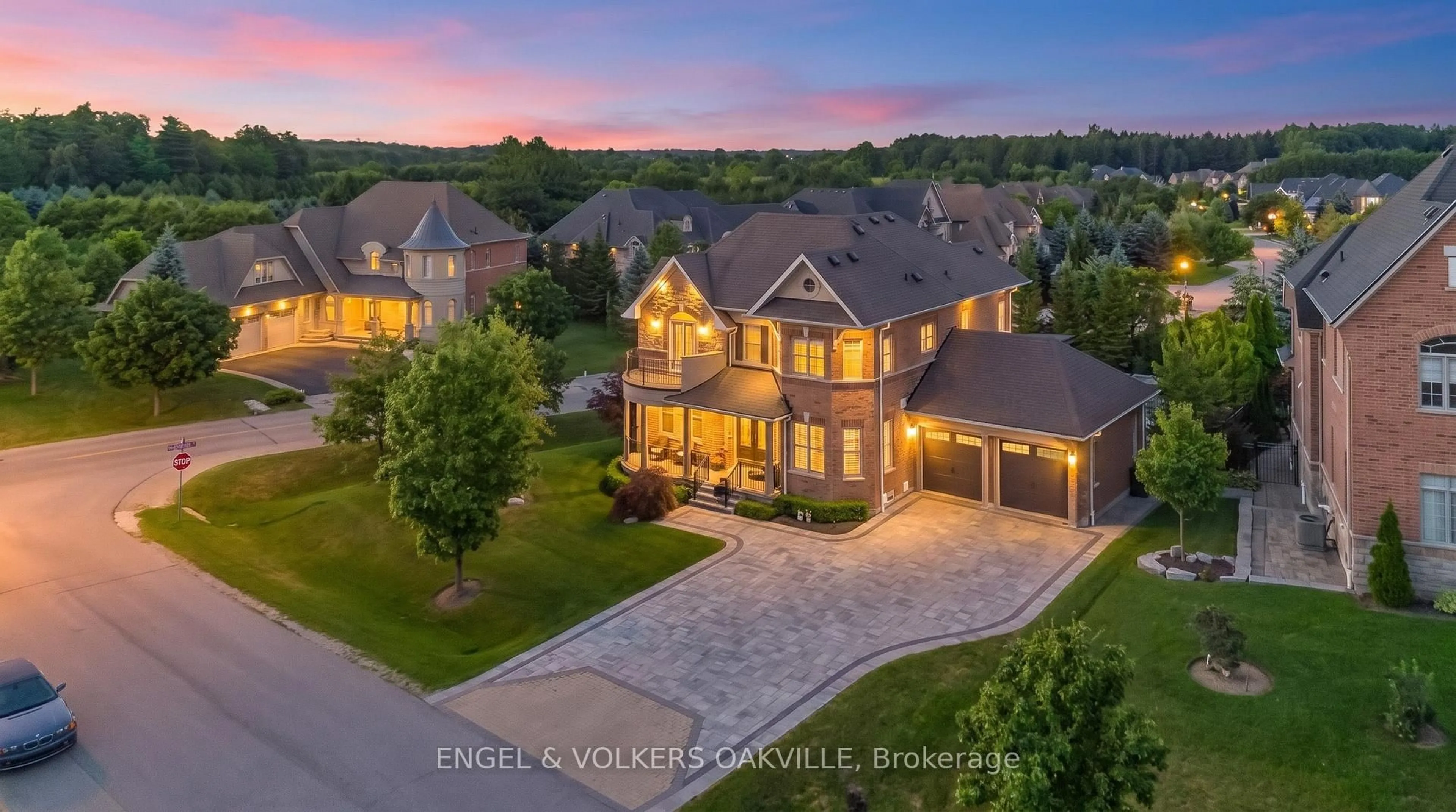 A pic from outside/outdoor area/front of a property/back of a property/a pic from drone, unknown for 3 Holdroyd Crt, Halton Hills Ontario L7G 0E8