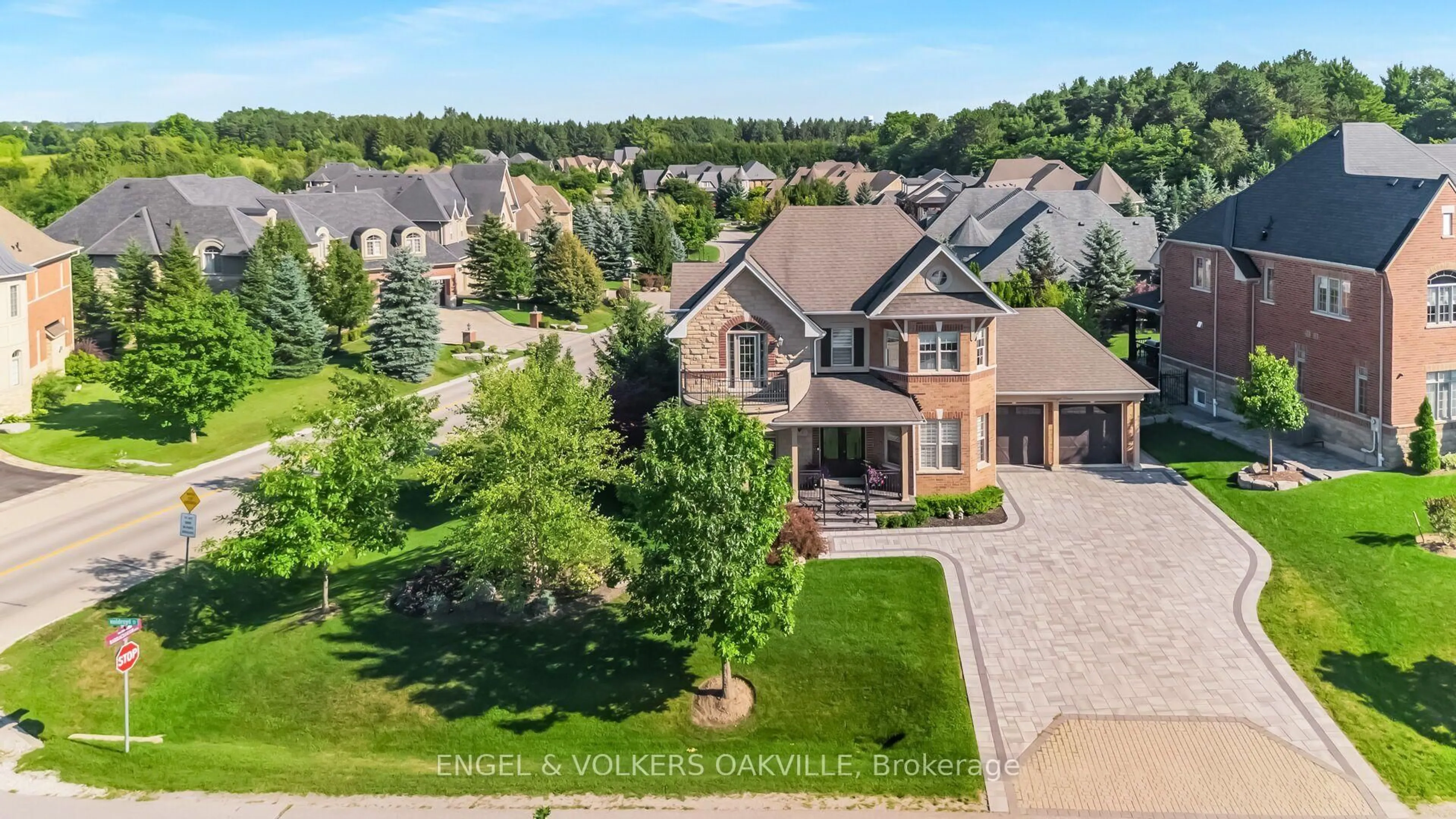 A pic from outside/outdoor area/front of a property/back of a property/a pic from drone, unknown for 3 Holdroyd Crt, Halton Hills Ontario L7G 0E8