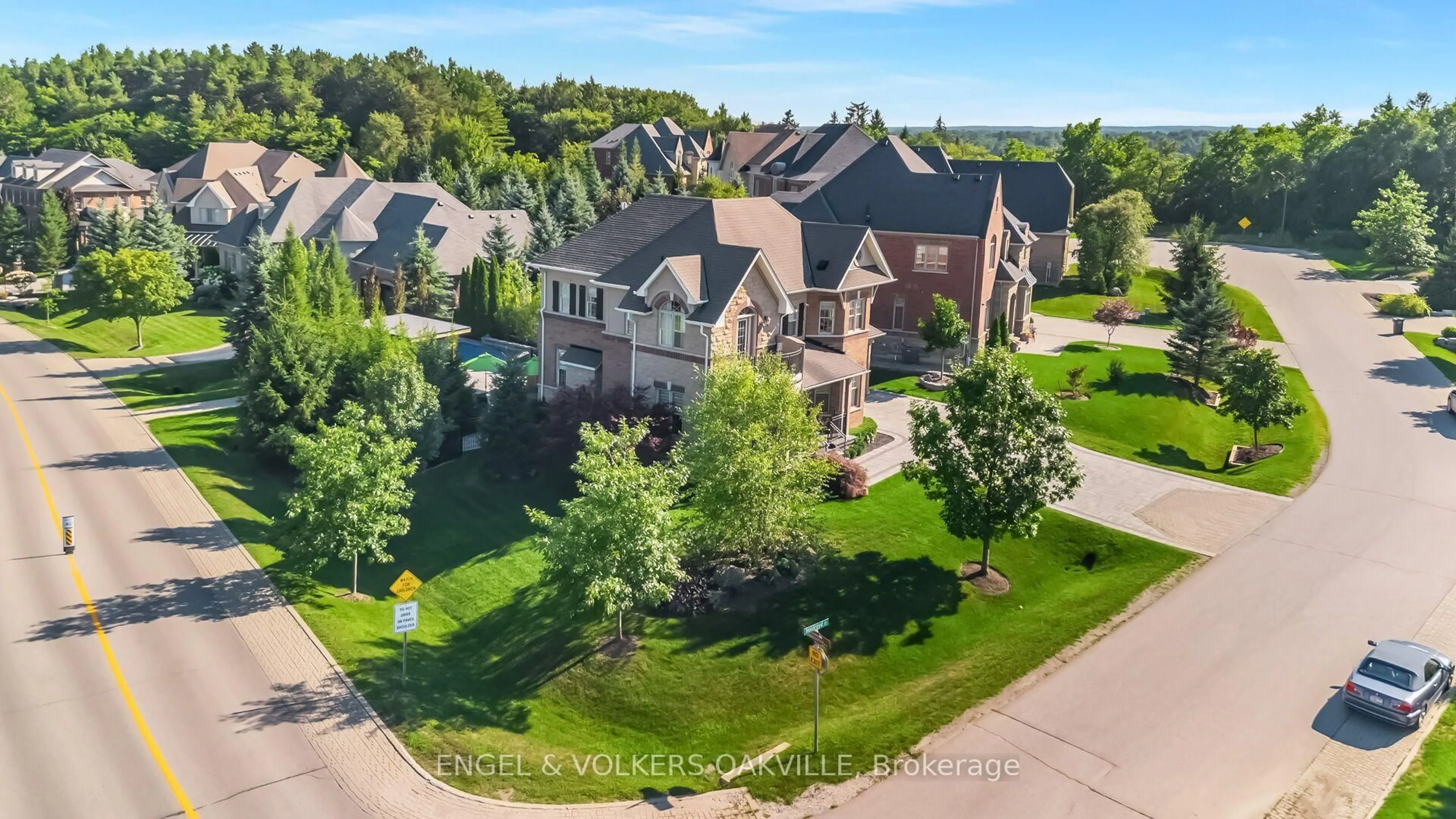 A pic from outside/outdoor area/front of a property/back of a property/a pic from drone, street for 3 Holdroyd Crt, Halton Hills Ontario L7G 0E8