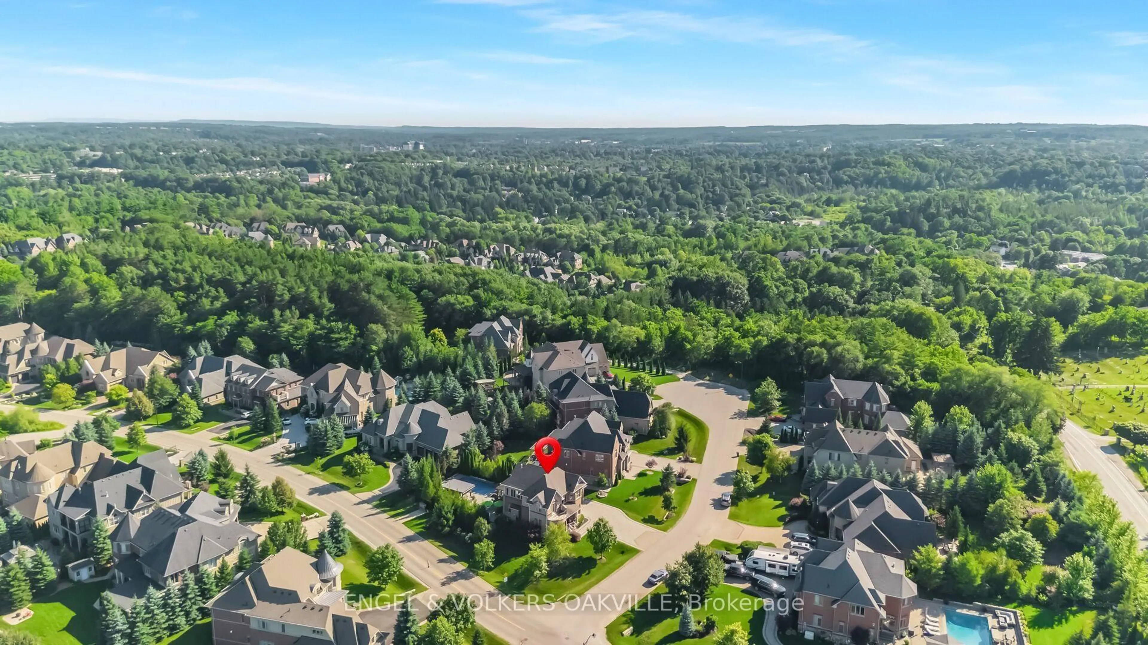 A pic from outside/outdoor area/front of a property/back of a property/a pic from drone, street for 3 Holdroyd Crt, Halton Hills Ontario L7G 0E8