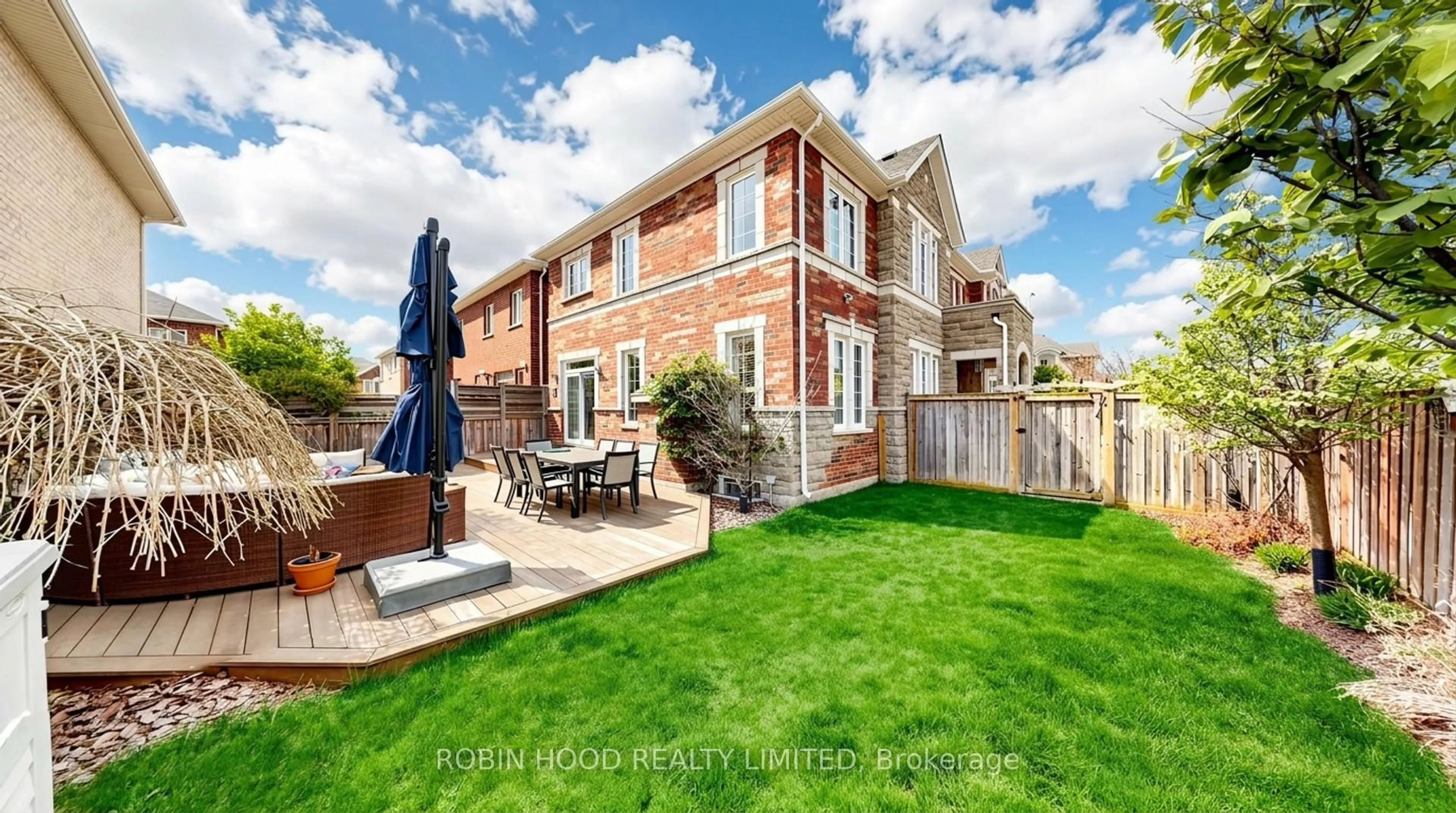 A pic from outside/outdoor area/front of a property/back of a property/a pic from drone, street for 3307 Granite Gate, Burlington Ontario L7M 0L7