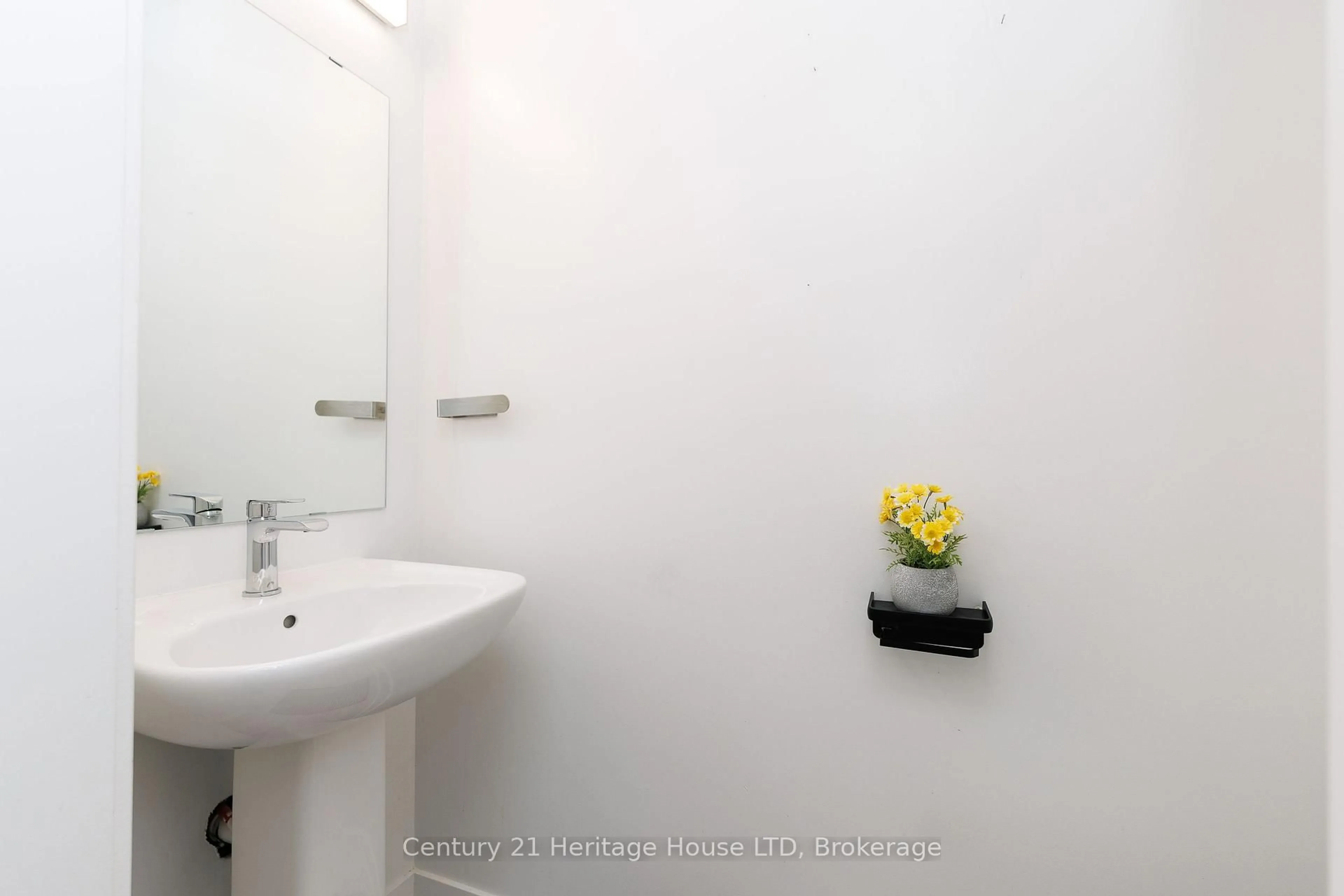 Standard bathroom, unknown for 1121 Cooke Blvd #55, Burlington Ontario L7T 0C3