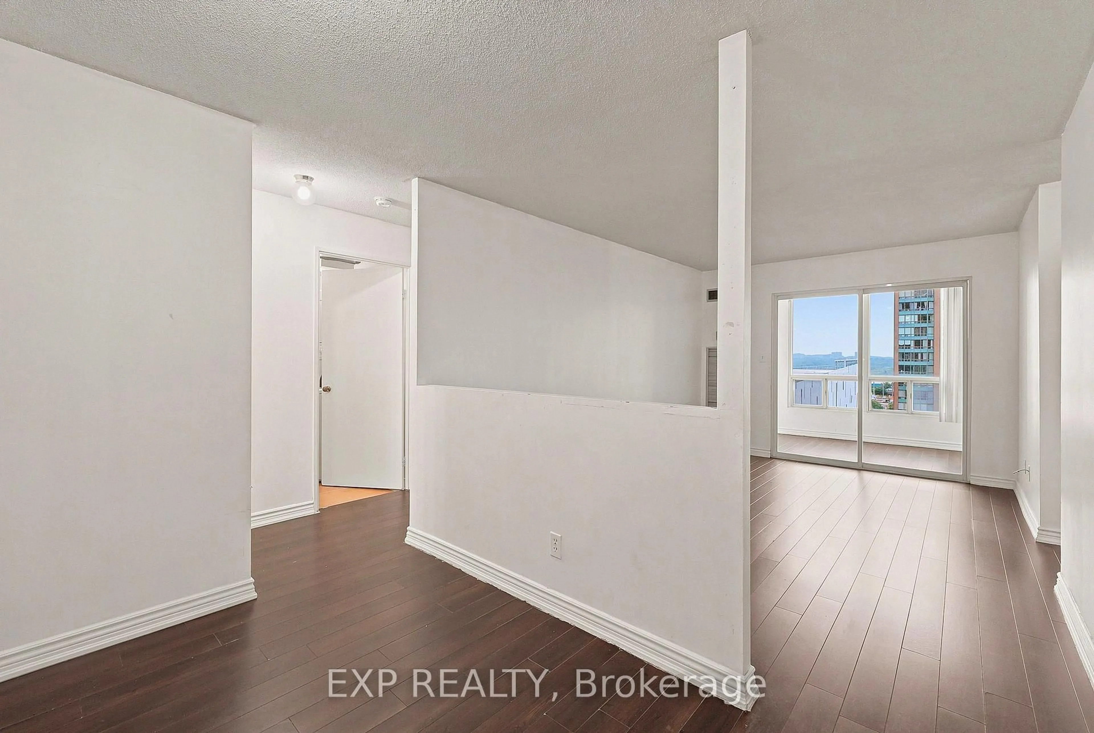 Indoor entryway for 155 Hillcrest Ave #1114, Mississauga Ontario L5B 3Z2