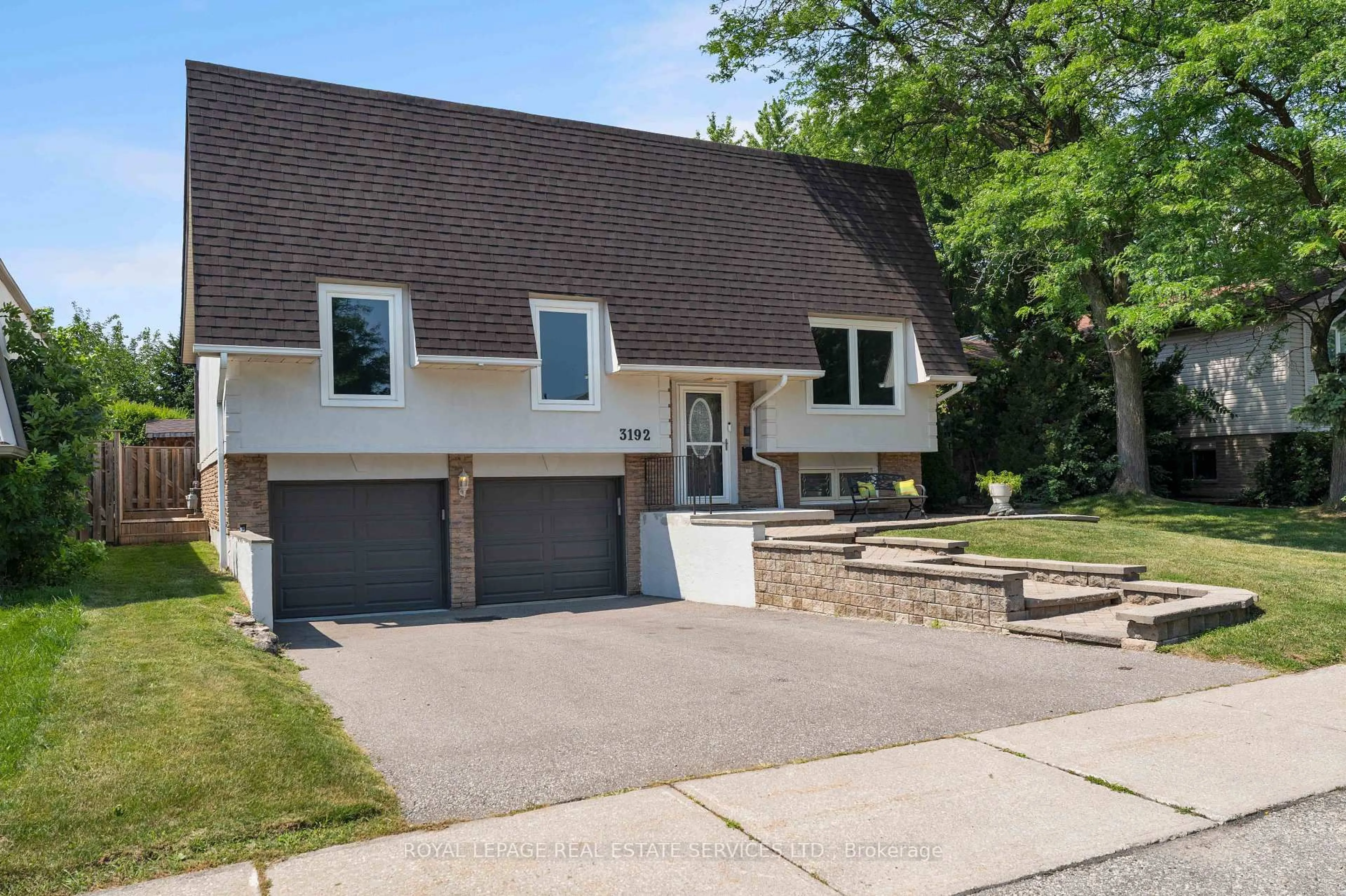 Home with vinyl exterior material, street for 3192 Windwood Dr, Mississauga Ontario L5N 2N5