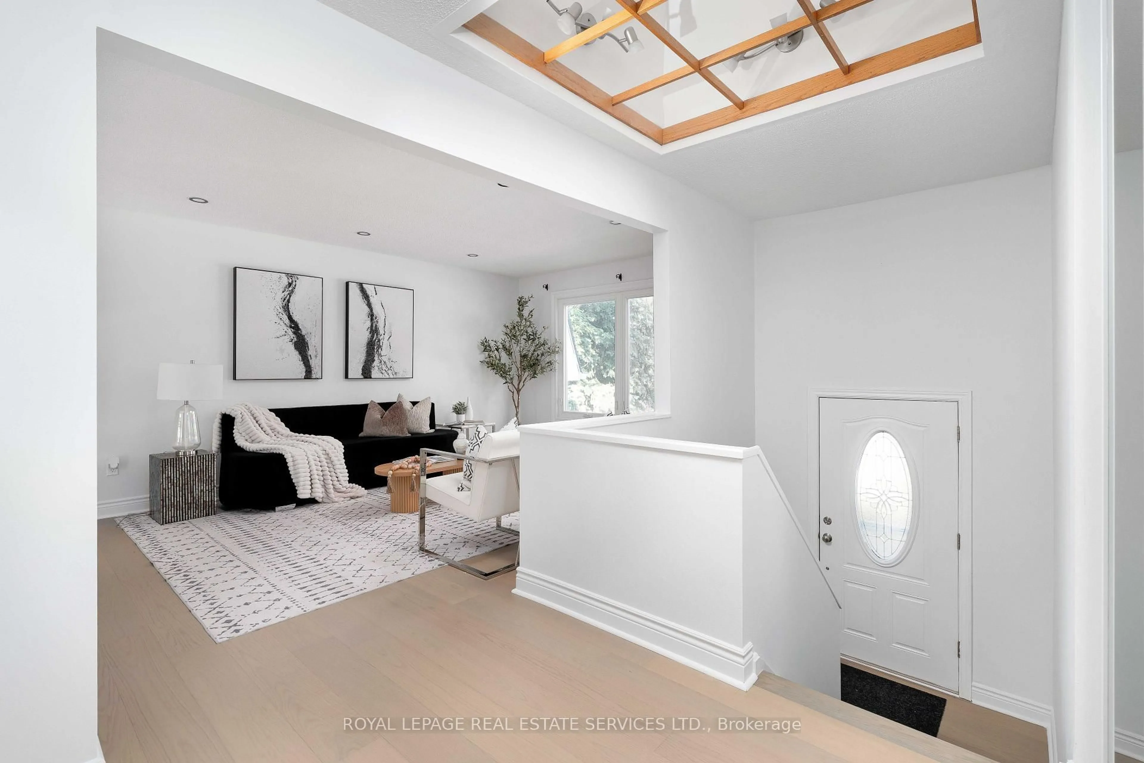 Indoor entryway for 3192 Windwood Dr, Mississauga Ontario L5N 2N5