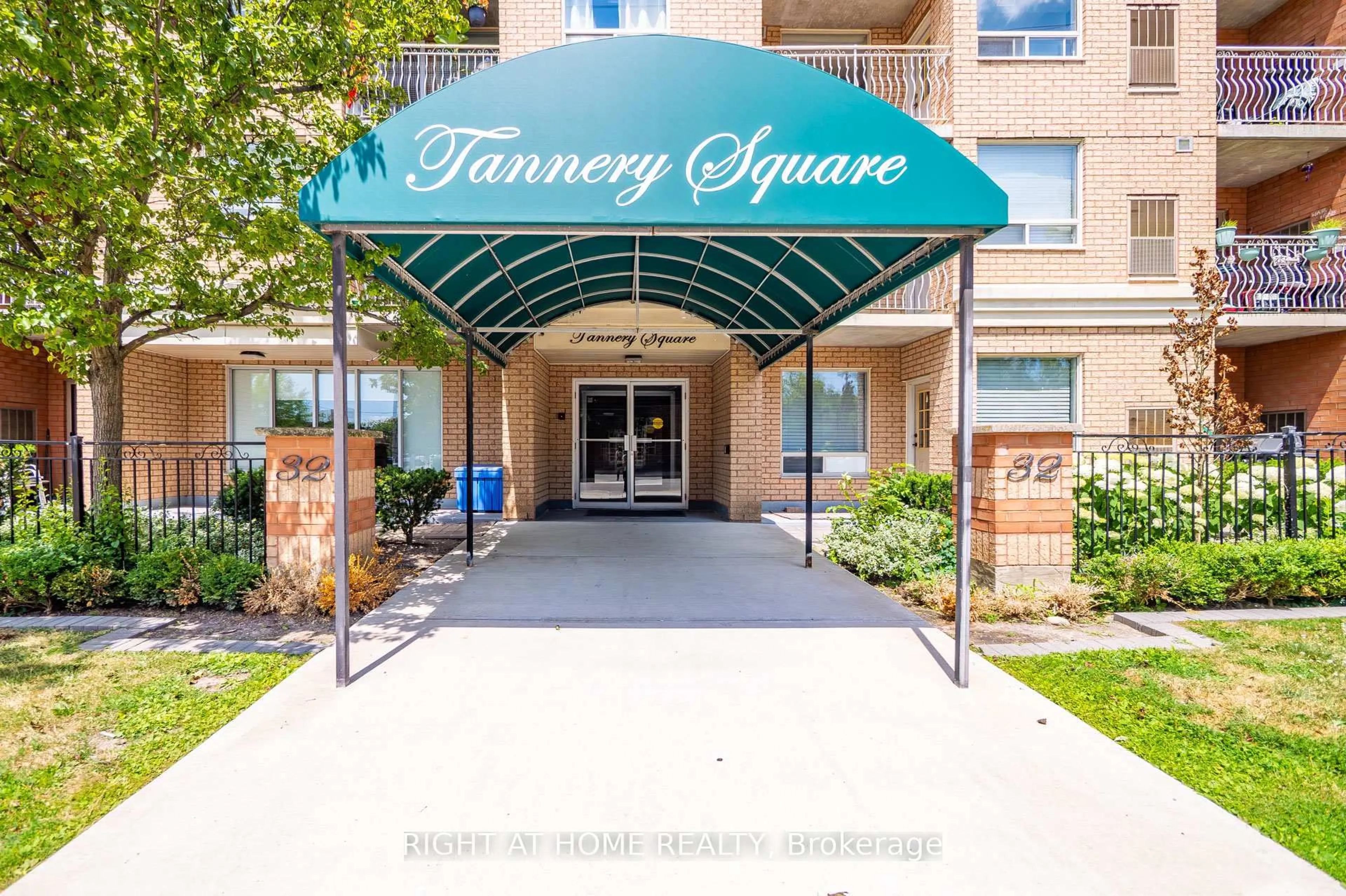 Indoor entryway for 32 Tannery St #607, Mississauga Ontario L5M 6T6