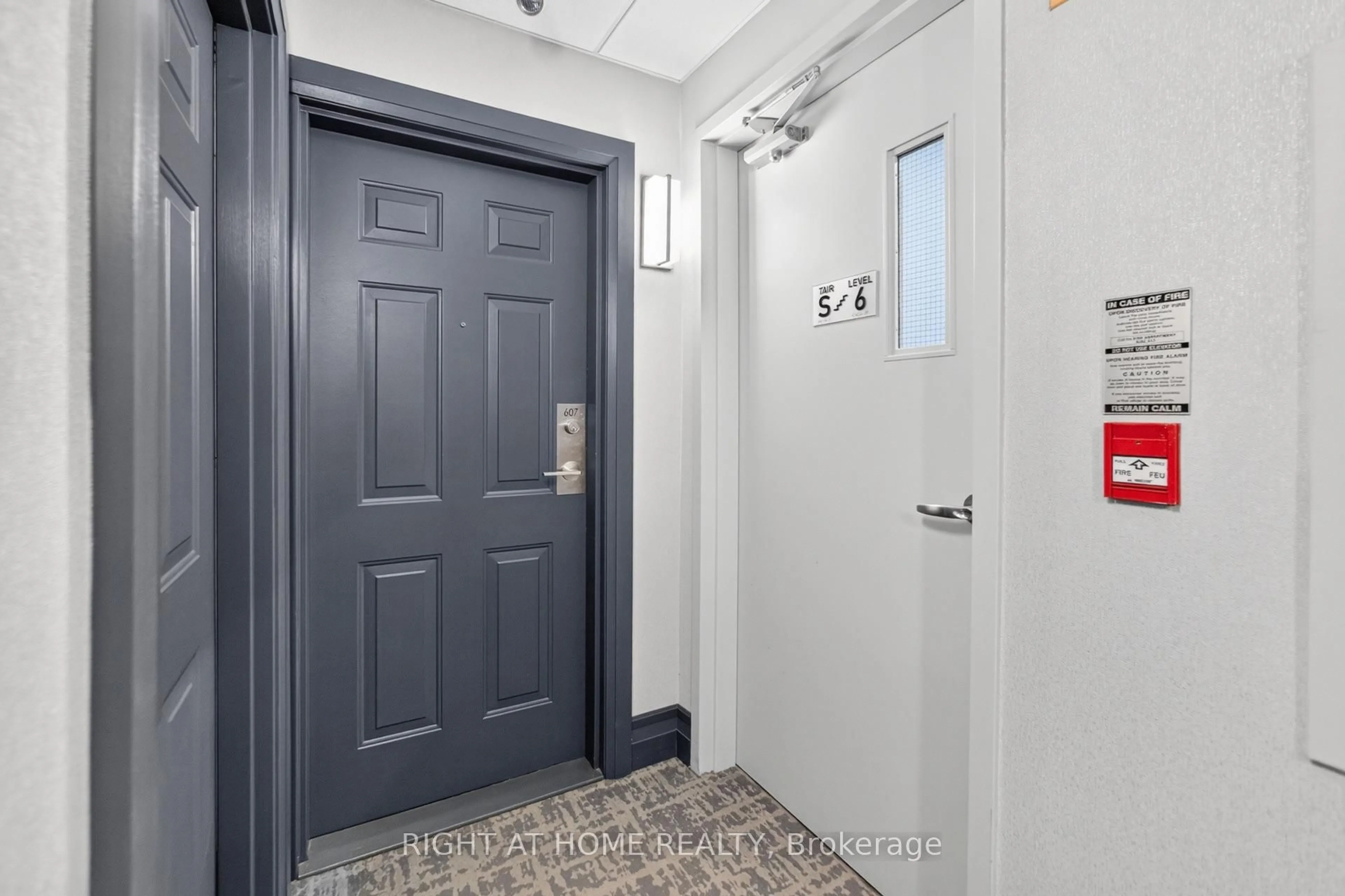 Indoor foyer for 32 Tannery St #607, Mississauga Ontario L5M 6T6