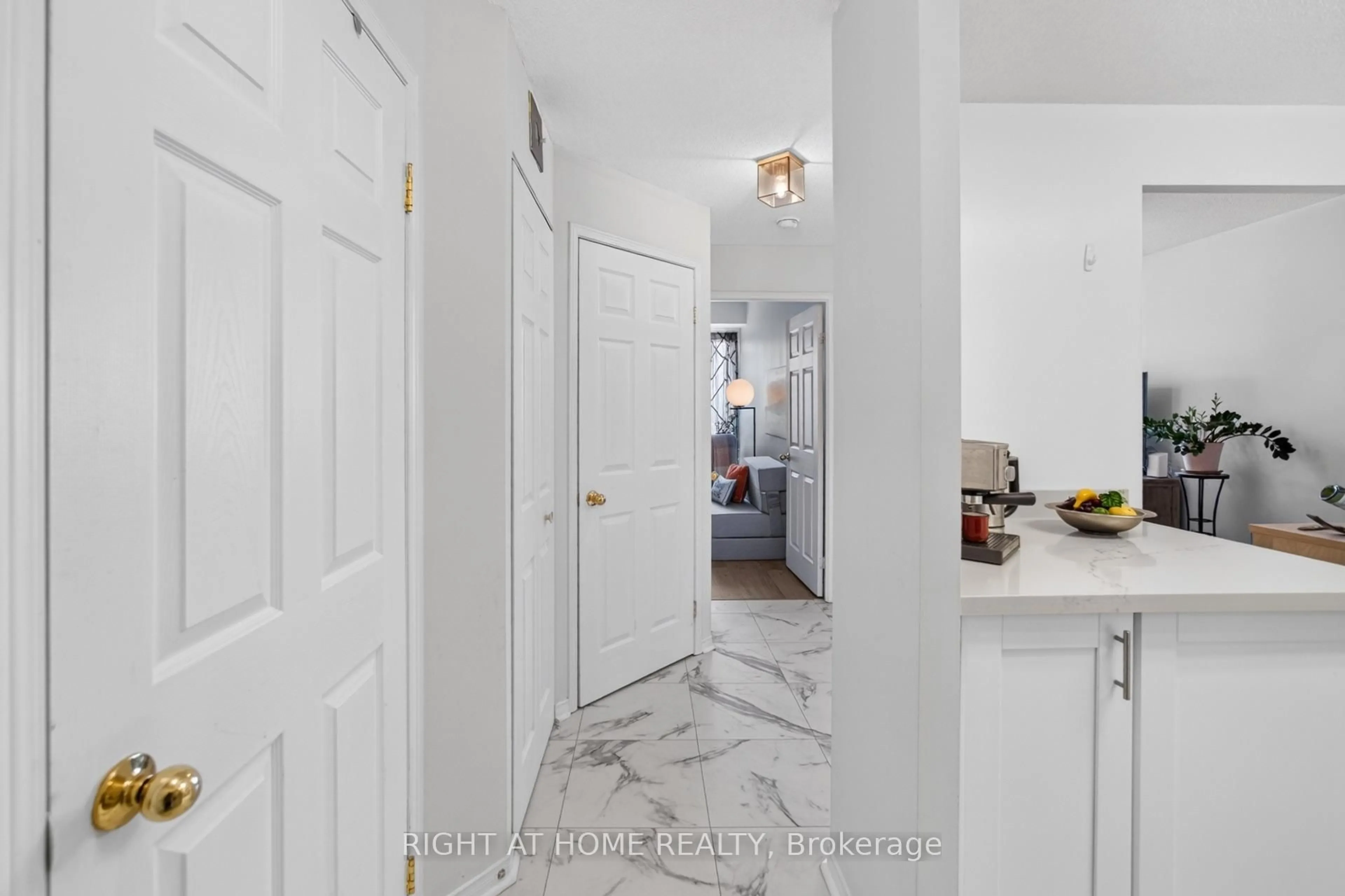 Indoor entryway for 32 Tannery St #607, Mississauga Ontario L5M 6T6