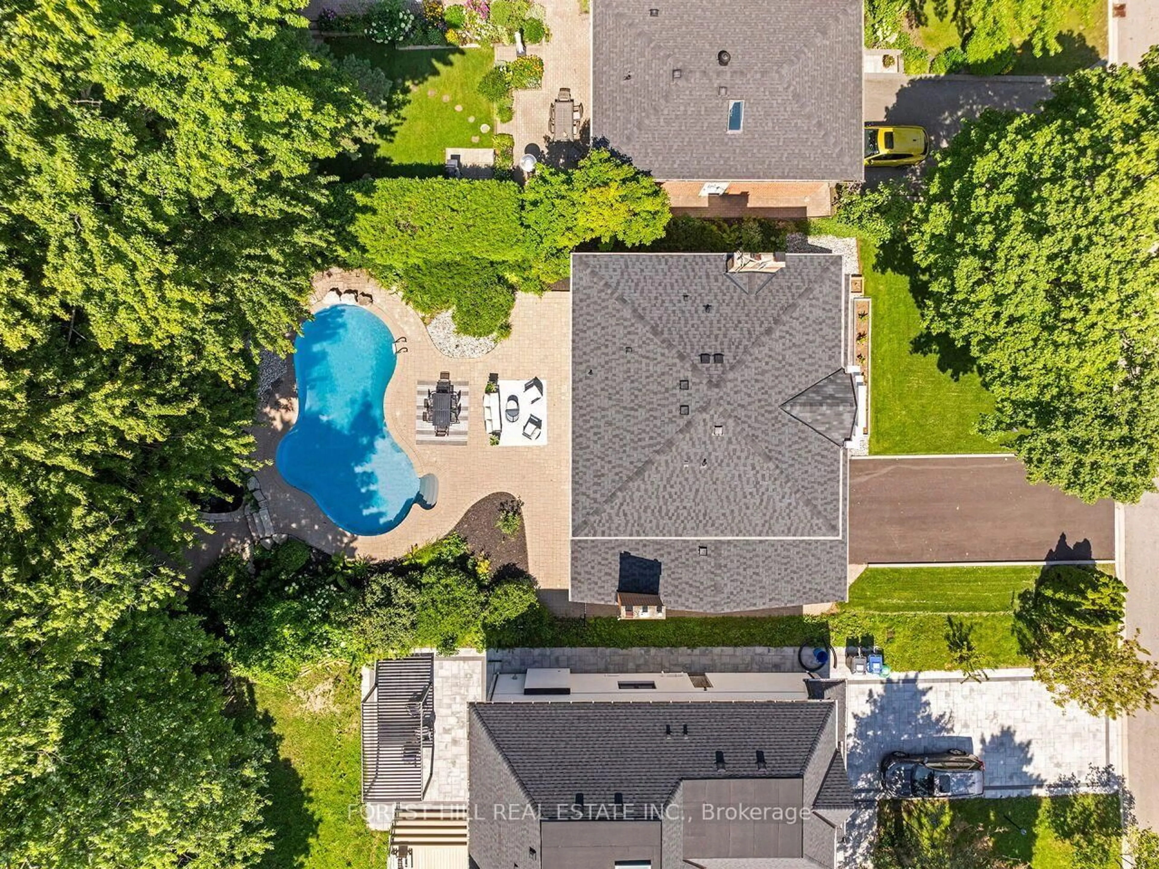 A pic from outside/outdoor area/front of a property/back of a property/a pic from drone, street for 3582 Gallager Dr, Mississauga Ontario L5C 2N6