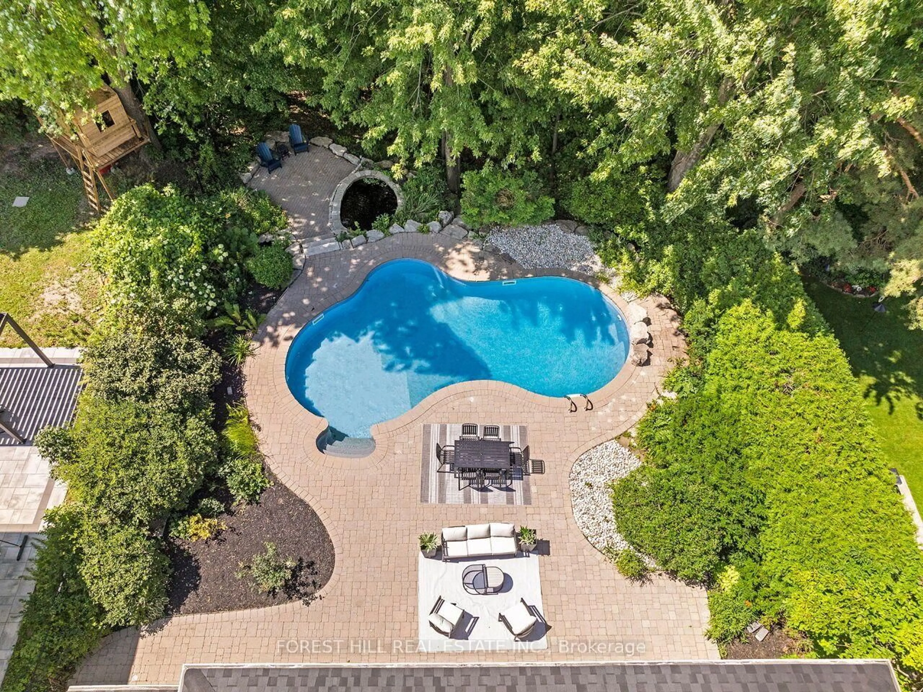 A pic from outside/outdoor area/front of a property/back of a property/a pic from drone, water/lake/river/ocean view for 3582 Gallager Dr, Mississauga Ontario L5C 2N6