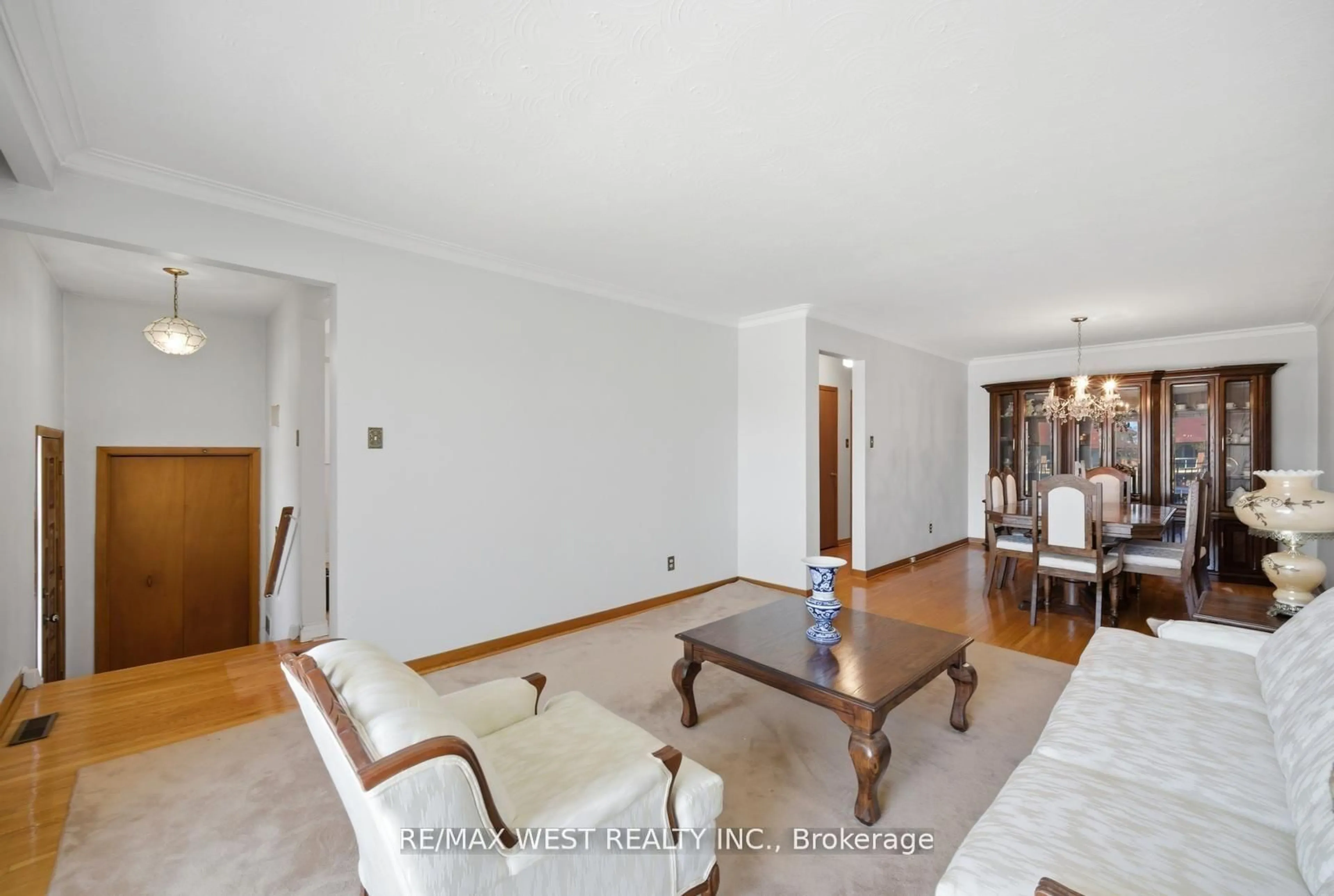 Living room with furniture, unknown for 111 Shoreham Dr, Toronto Ontario M3N 1S8