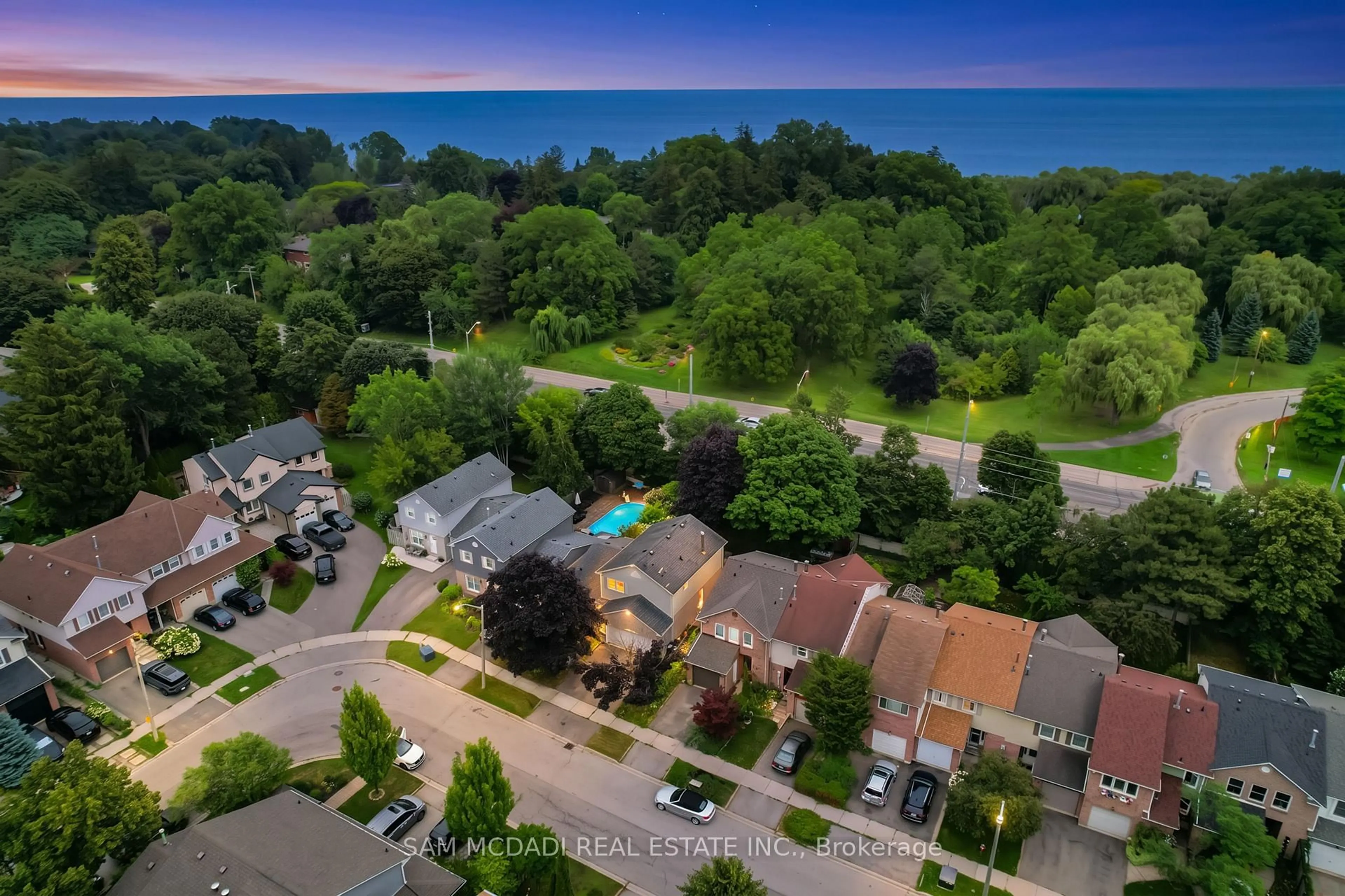 A pic from outside/outdoor area/front of a property/back of a property/a pic from drone, unknown for 644 Sweetwater Pl, Mississauga Ontario L5H 3Y8