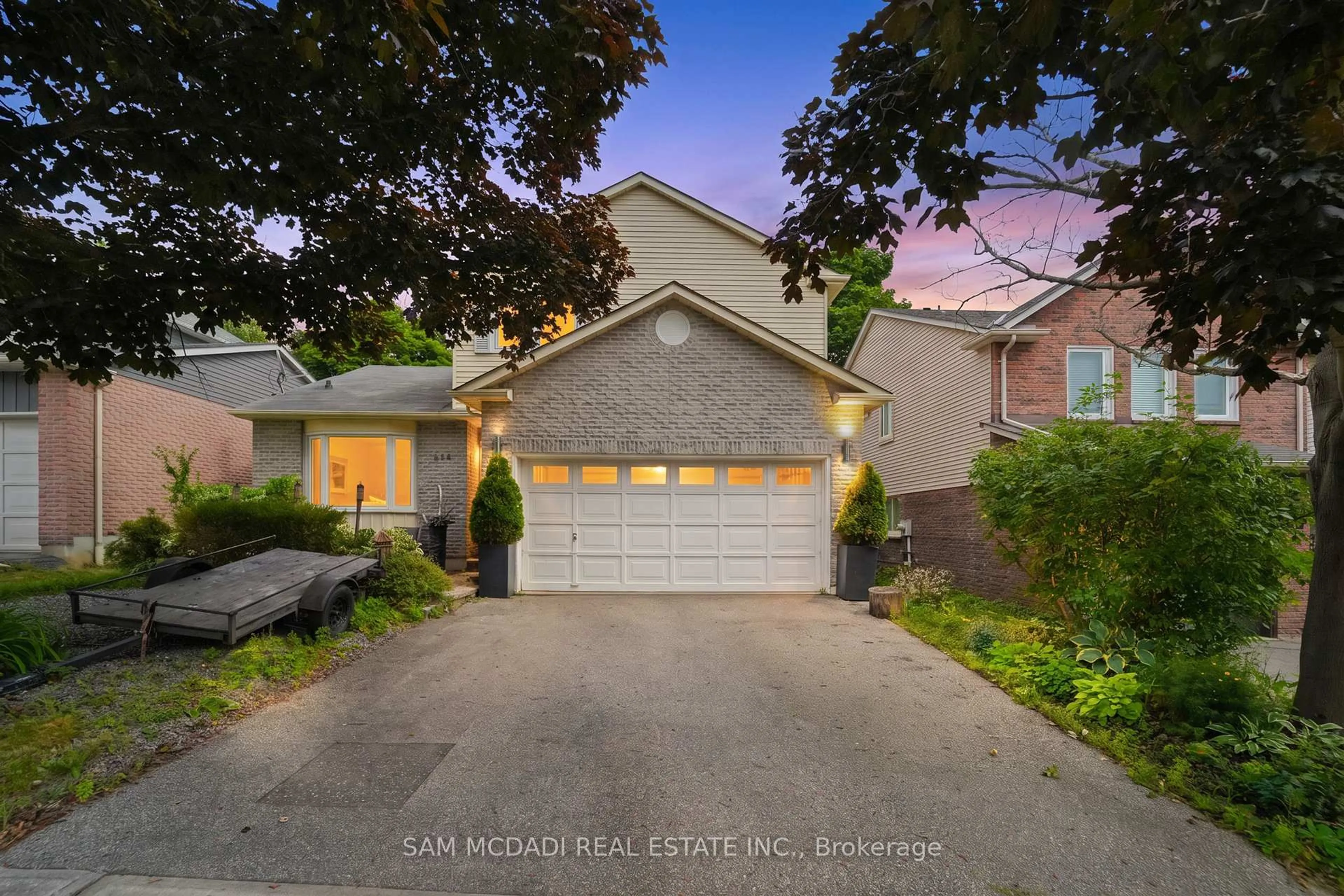 A pic from outside/outdoor area/front of a property/back of a property/a pic from drone, street for 644 Sweetwater Pl, Mississauga Ontario L5H 3Y8