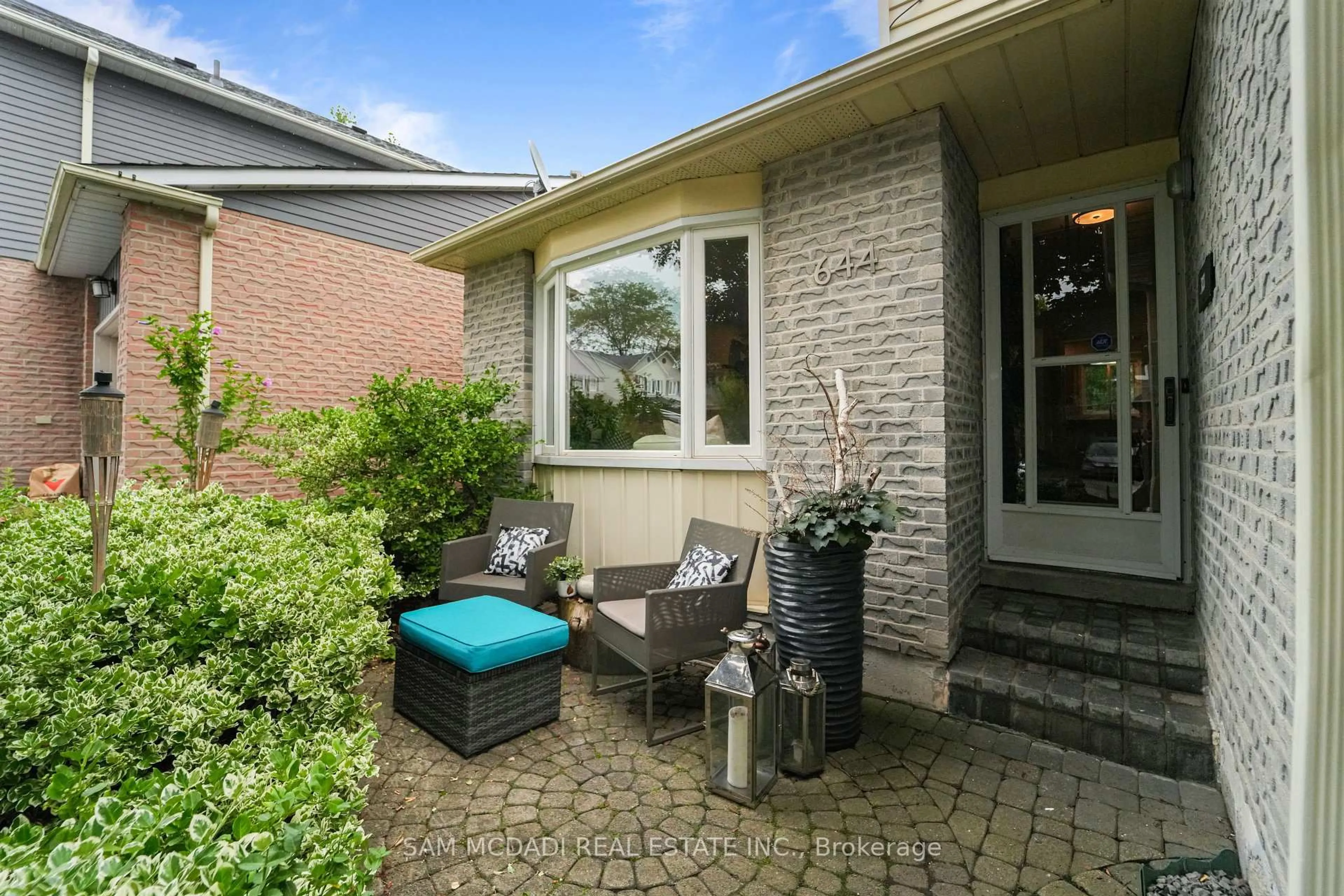 Patio, street for 644 Sweetwater Pl, Mississauga Ontario L5H 3Y8