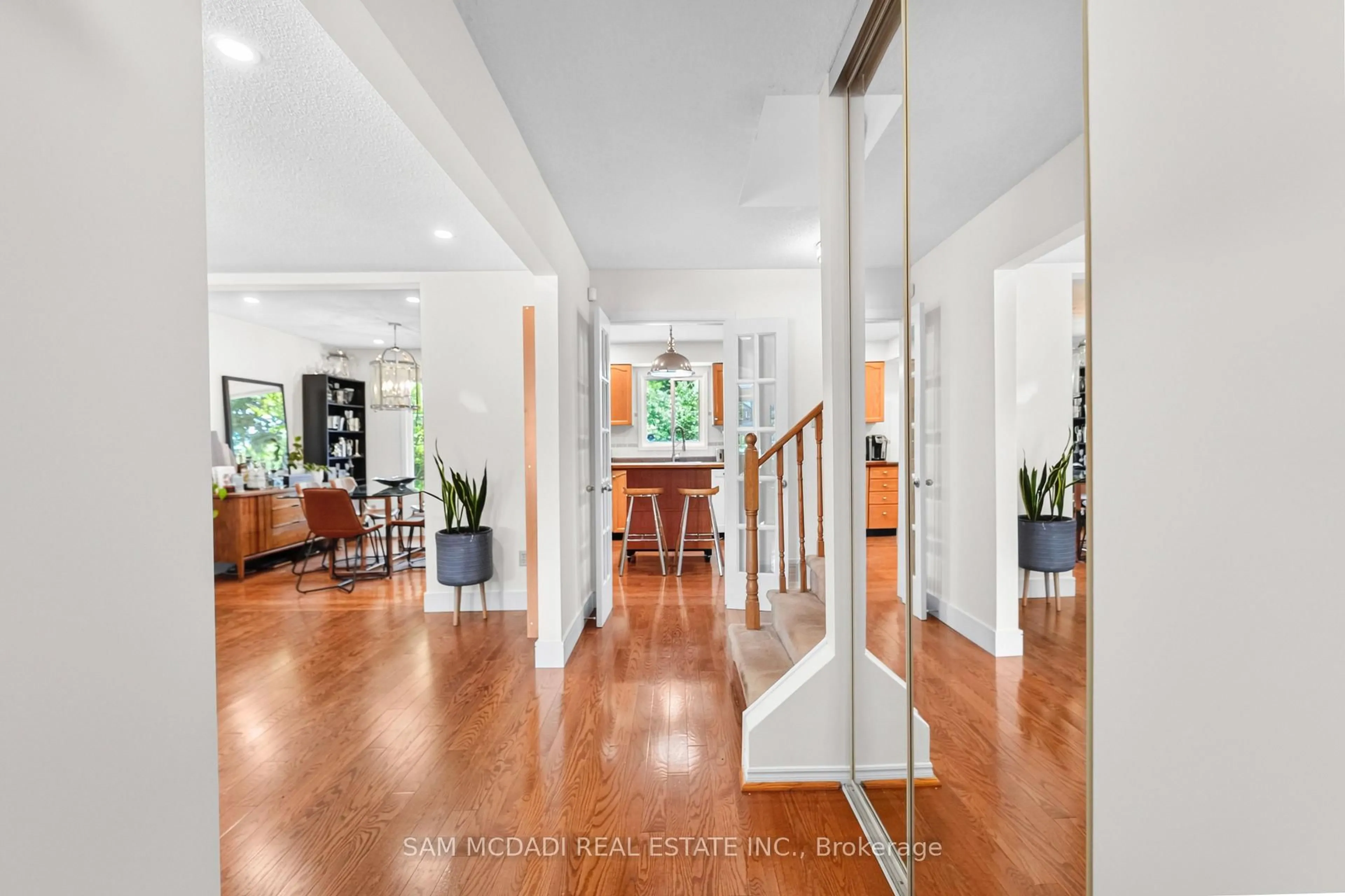 Indoor entryway for 644 Sweetwater Pl, Mississauga Ontario L5H 3Y8