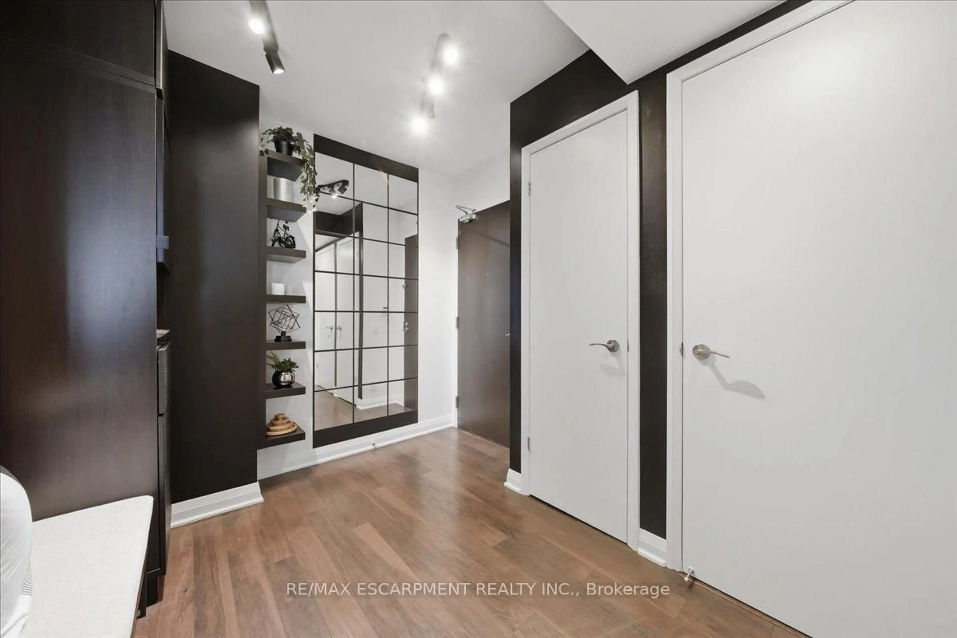 Indoor entryway for 5 Valhalla Inn Rd #2204, Toronto Ontario M9B 0B1