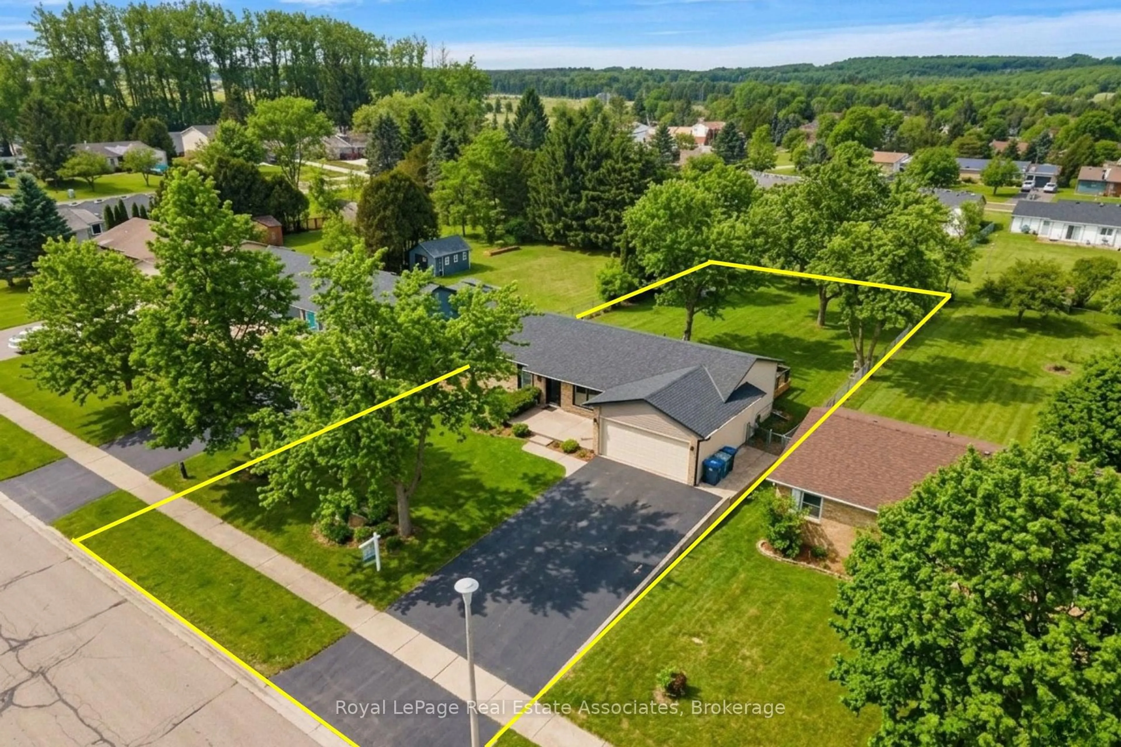 A pic from outside/outdoor area/front of a property/back of a property/a pic from drone, street for 44 McClellan Rd, Caledon Ontario L7K 0C8