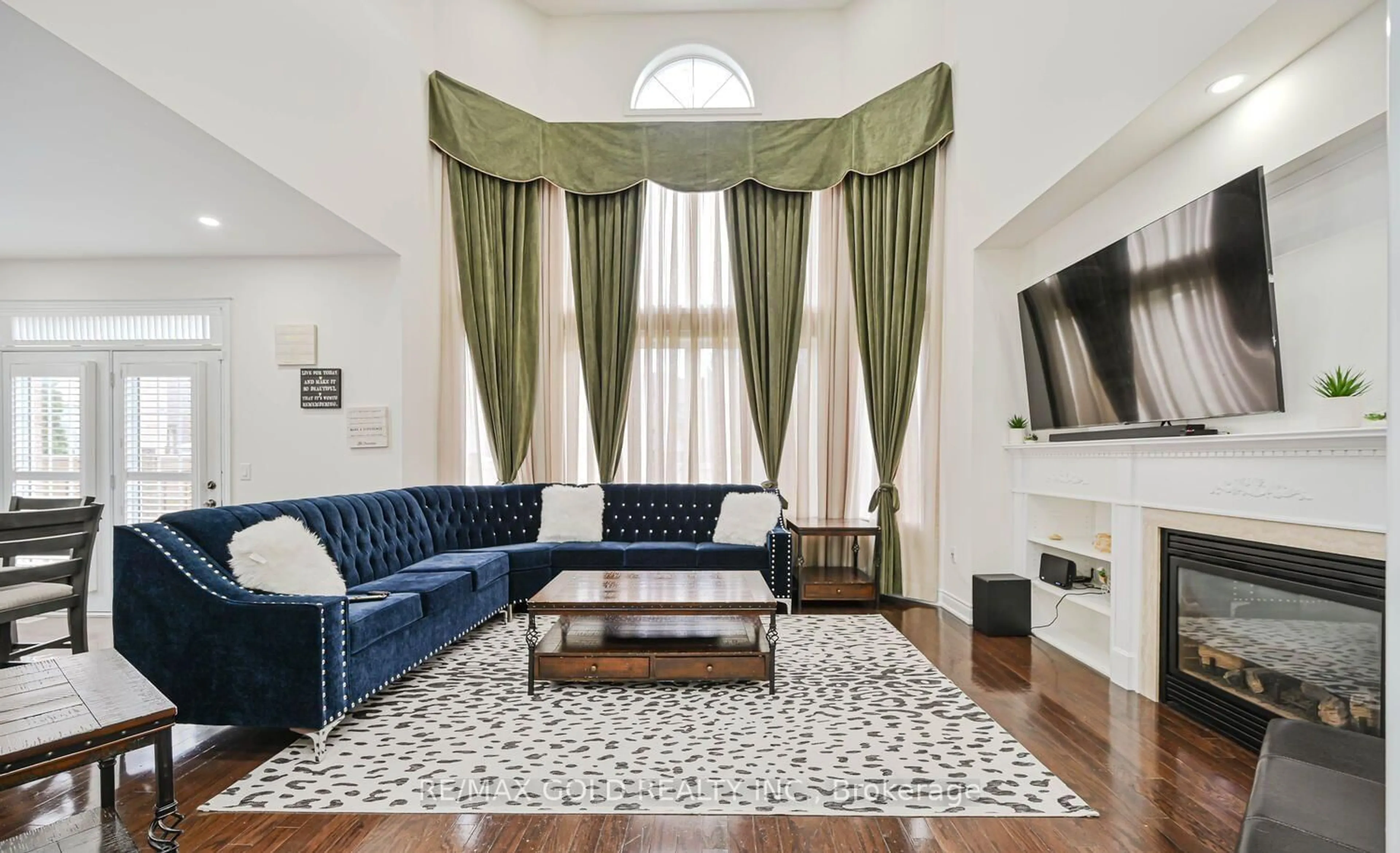 Living room with furniture, carpet floor for 37 Scotchmere Cres, Brampton Ontario L6P 3A6