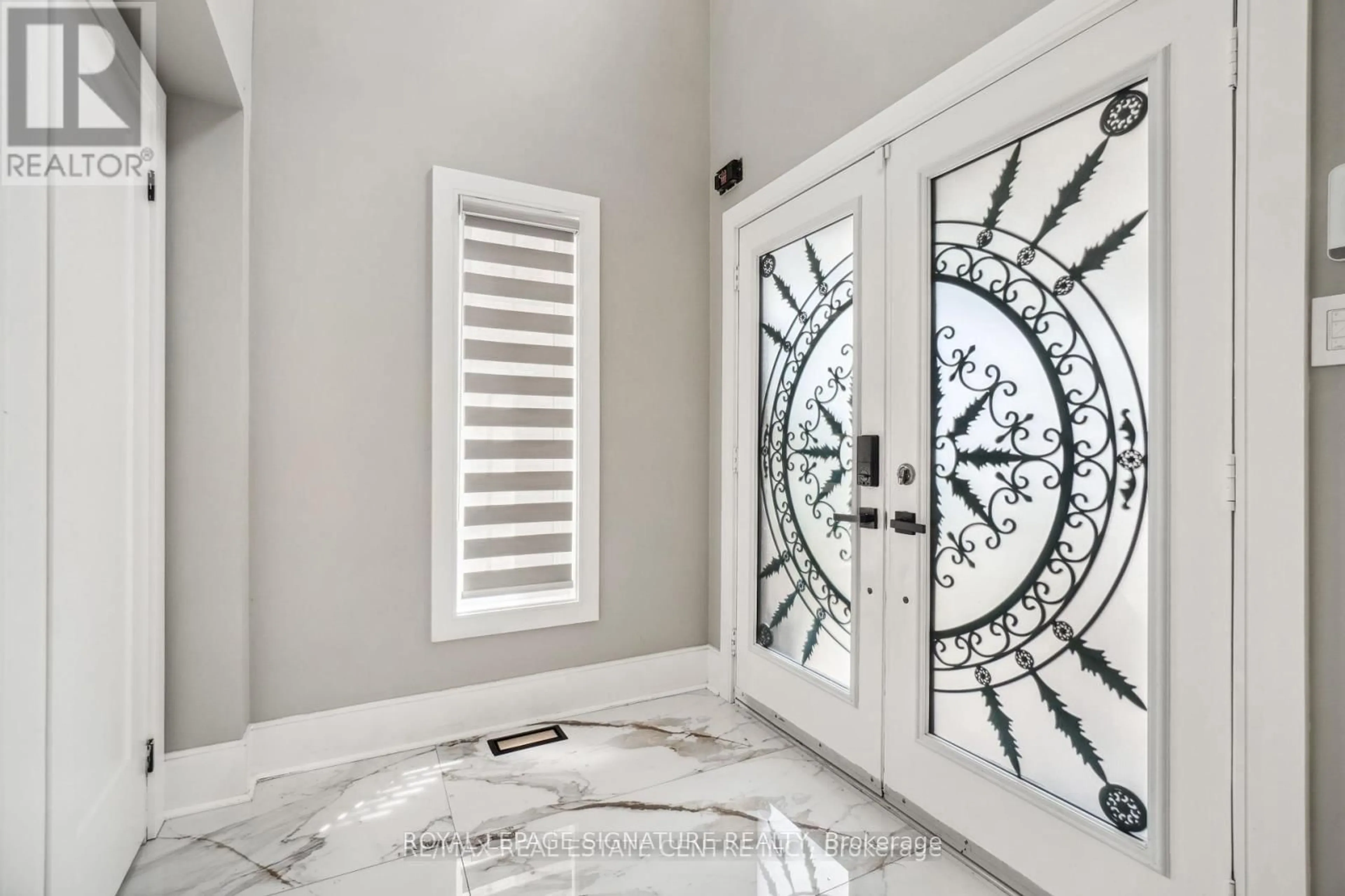 Indoor entryway for 12 Ferncroft Pl, Brampton Ontario L7A 2Z6