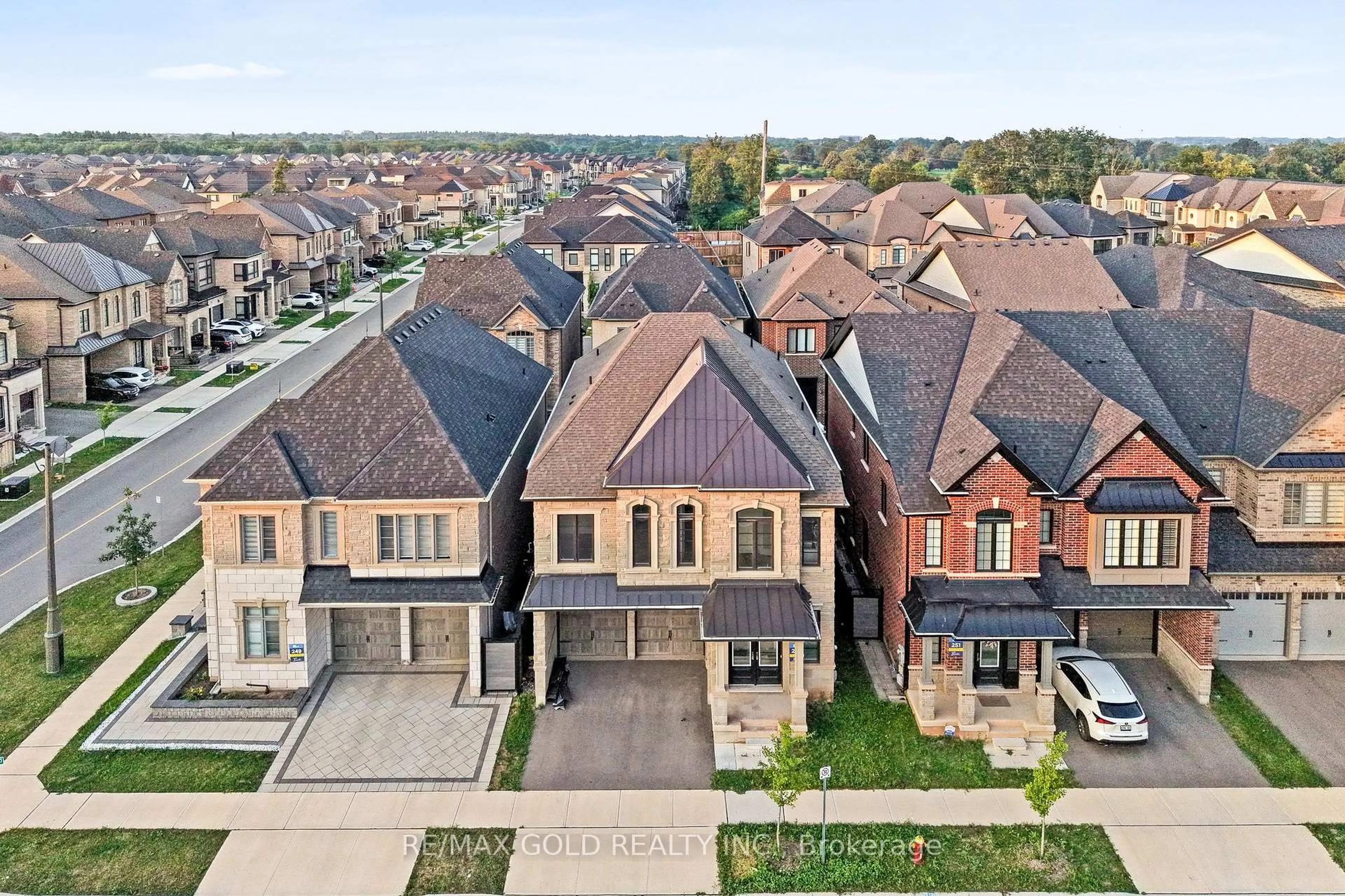 A pic from outside/outdoor area/front of a property/back of a property/a pic from drone, street for 1199 QUEENS PLATE Rd, Oakville Ontario L6M 5M4