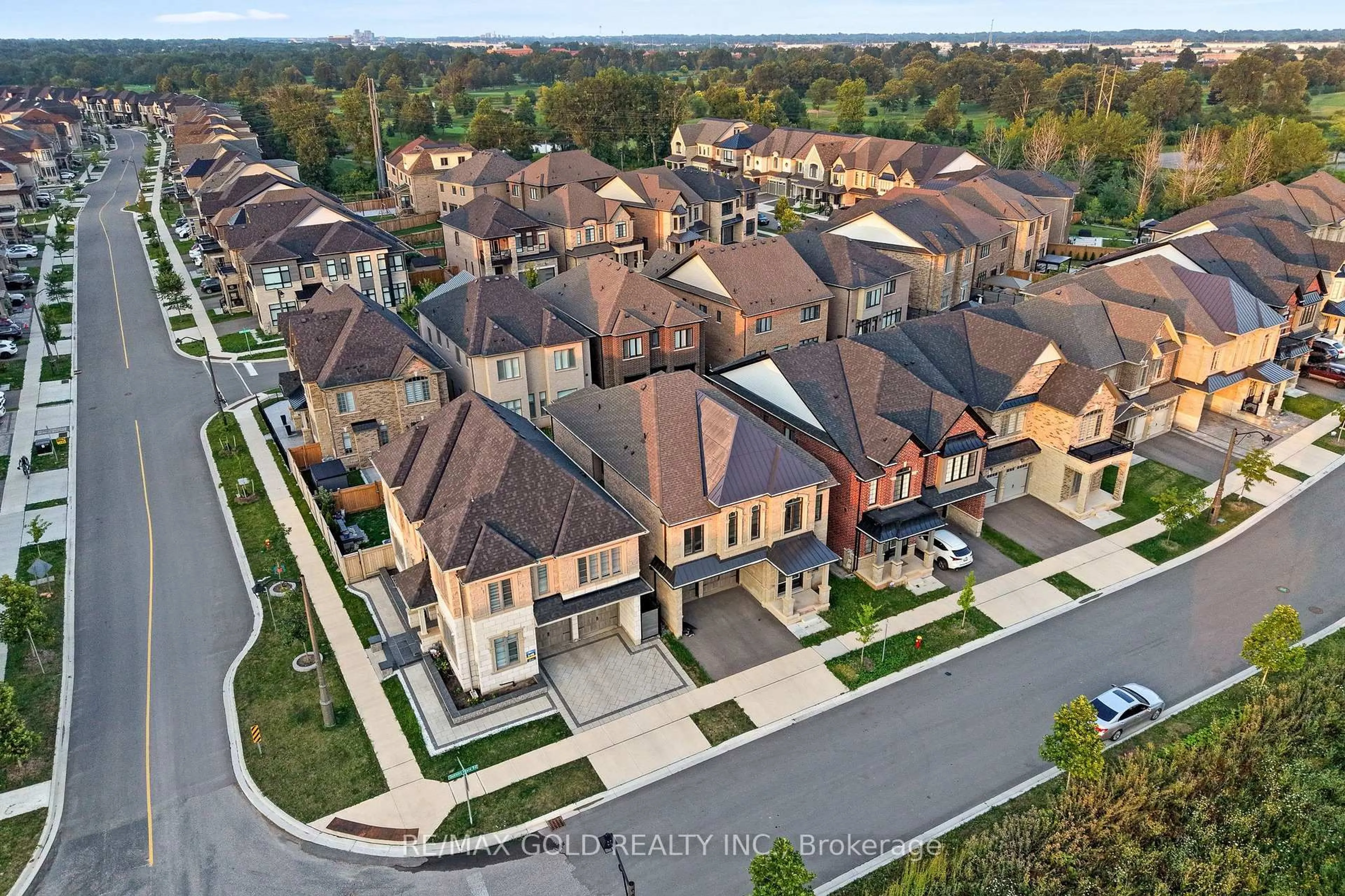 A pic from outside/outdoor area/front of a property/back of a property/a pic from drone, street for 1199 QUEENS PLATE Rd, Oakville Ontario L6M 5M4