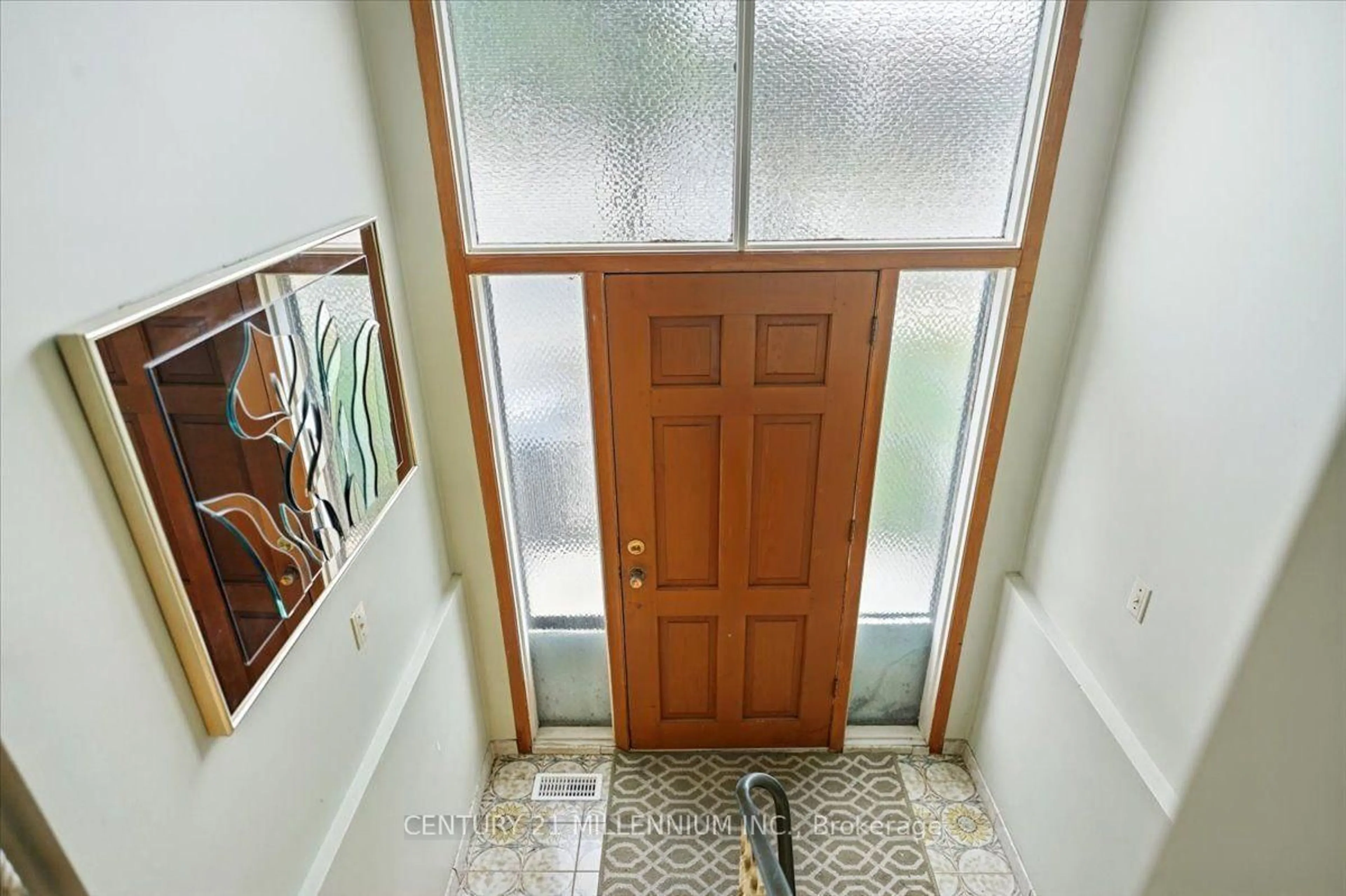 Indoor foyer for 9 Cheryl Crt, Brampton Ontario L6V 3C2
