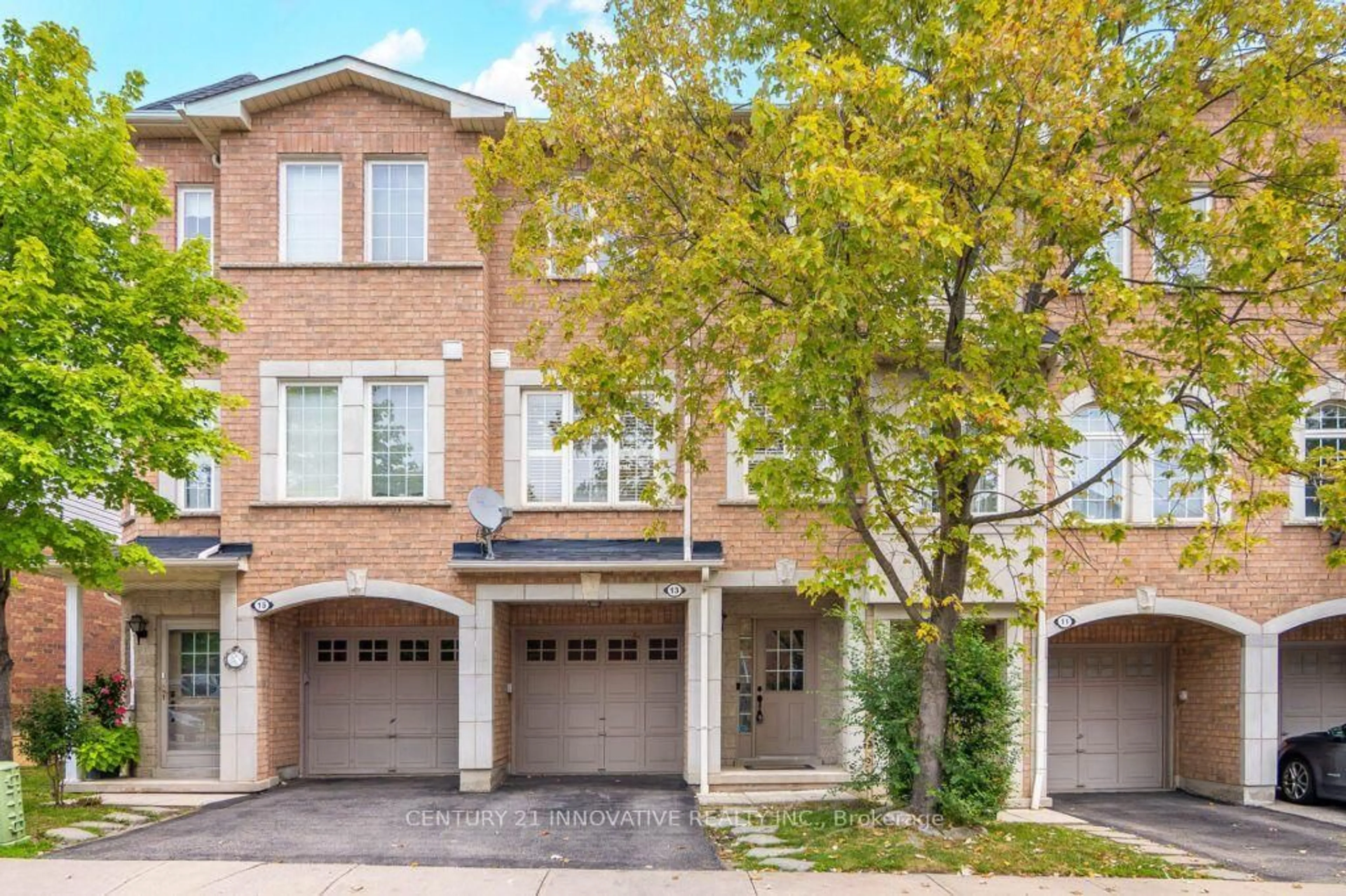 Home with brick exterior material, street for 3071 Treadwells Dr #13, Mississauga Ontario L4X 0A1