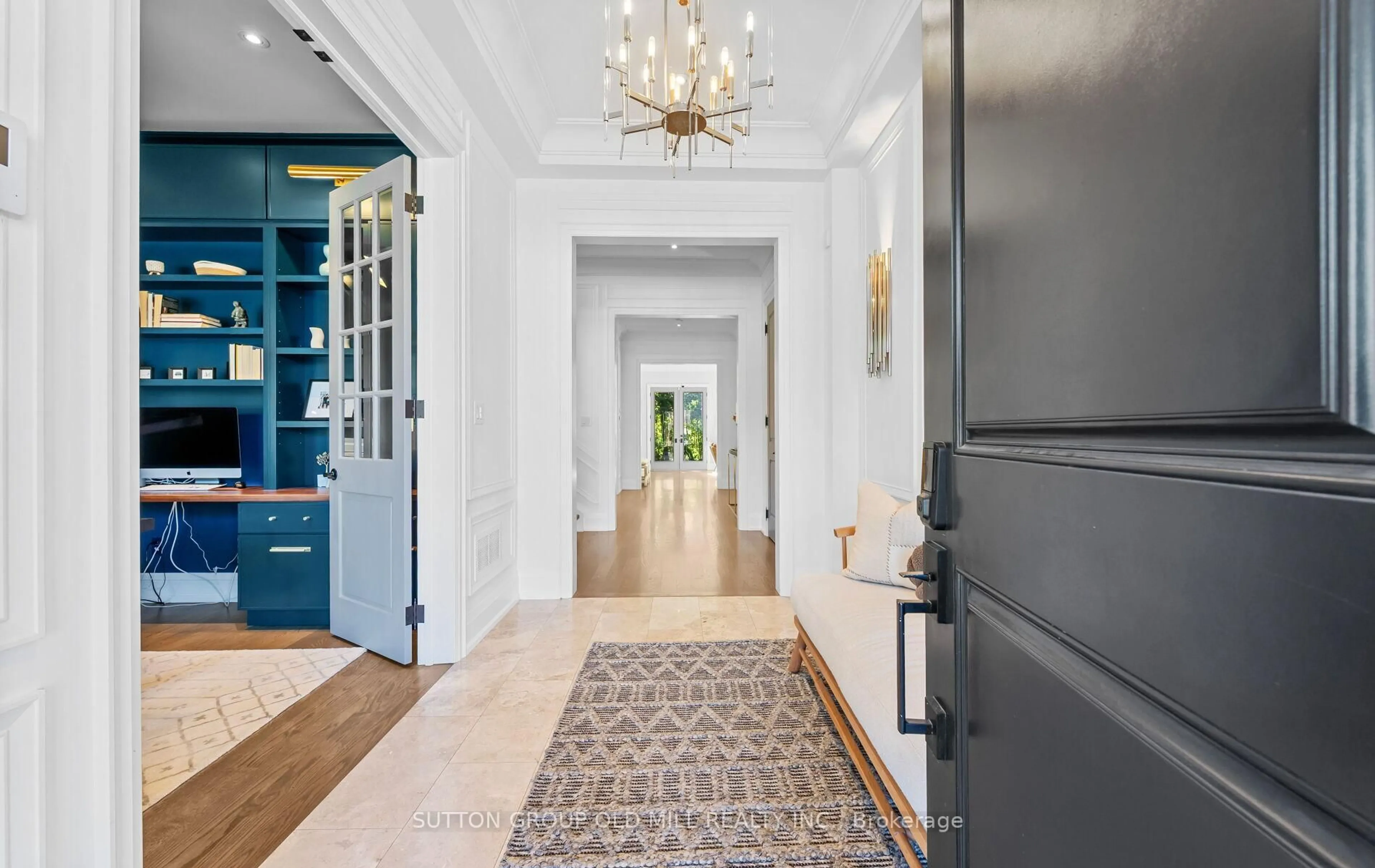 Indoor entryway for 8 Cumberland Dr, Mississauga Ontario L5G 3M6