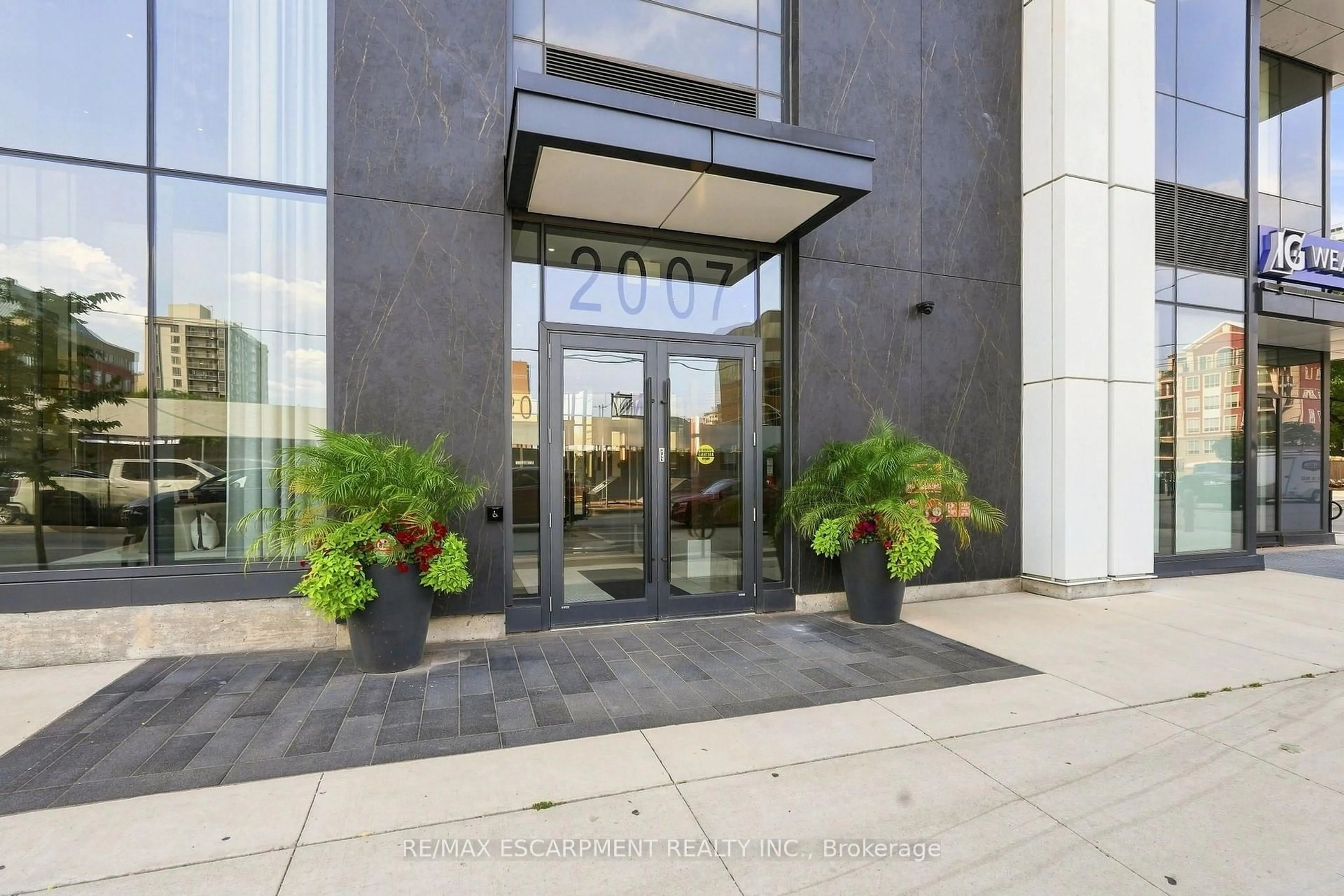 Indoor foyer for 2007 James St #1804, Burlington Ontario L7R 0G7