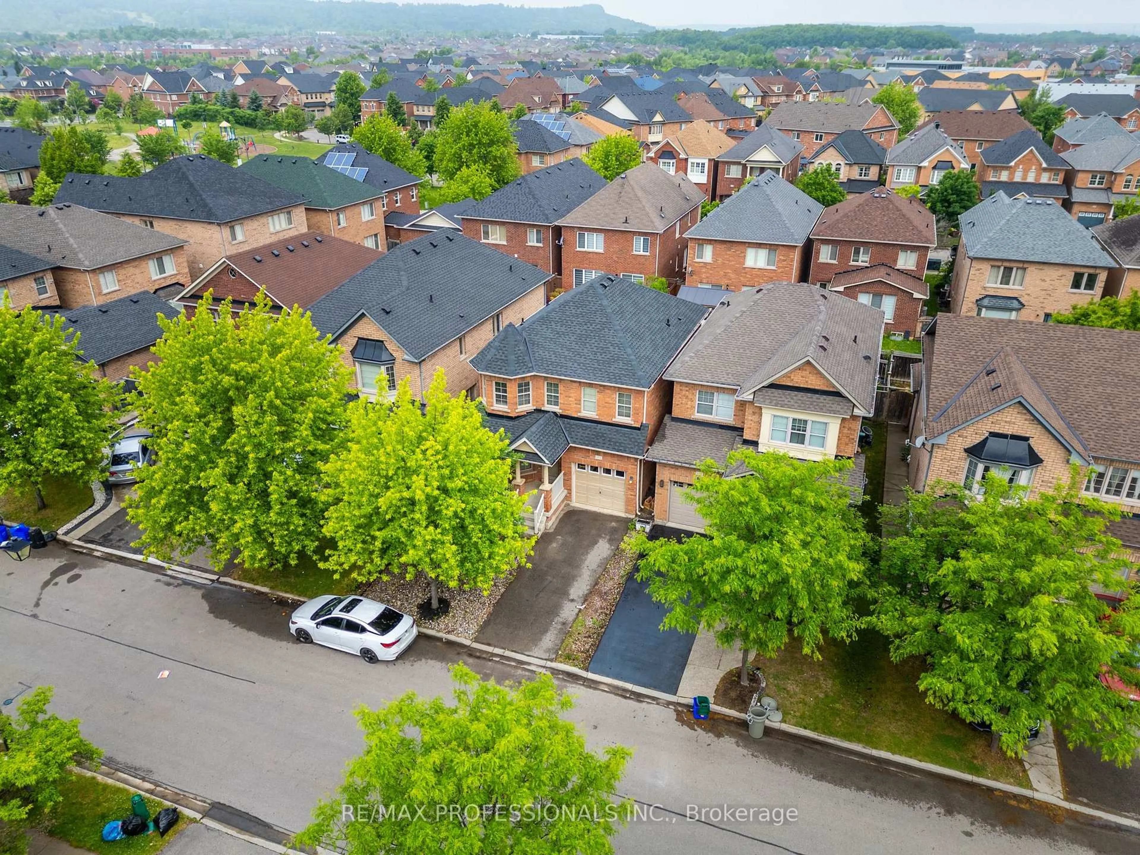 A pic from outside/outdoor area/front of a property/back of a property/a pic from drone, street for 153 Weston Dr, Milton Ontario L9T 0V6