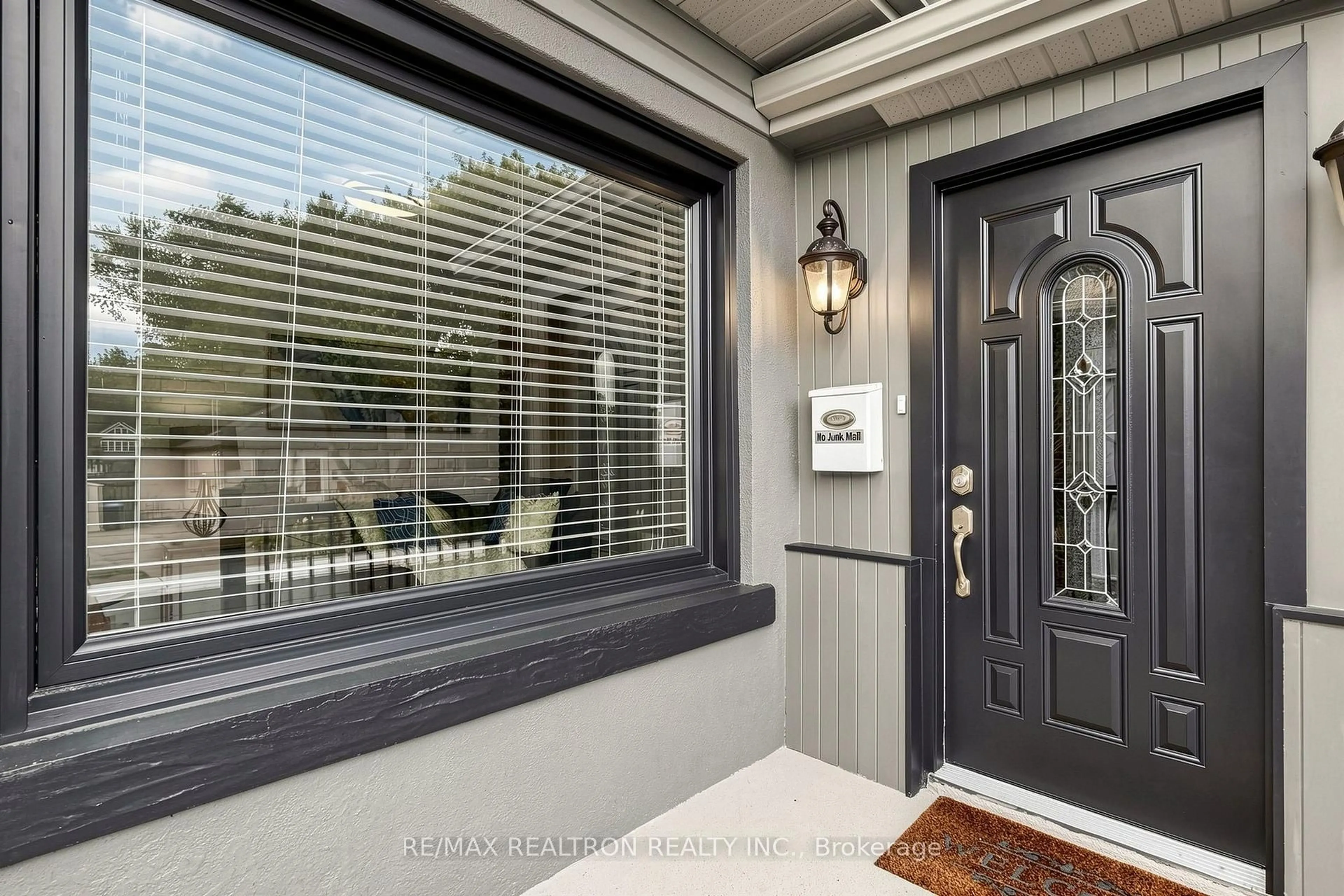Indoor entryway for 8 Villa Rd, Toronto Ontario M8W 1M5