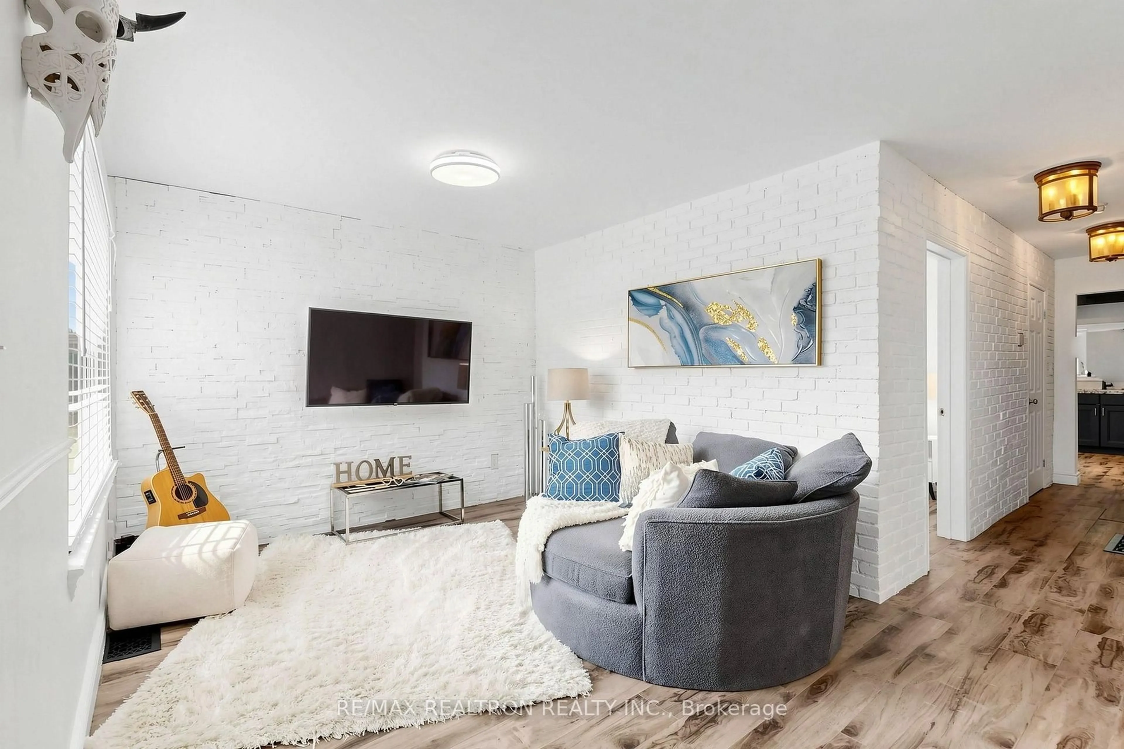 Living room with furniture, unknown for 8 Villa Rd, Toronto Ontario M8W 1M5