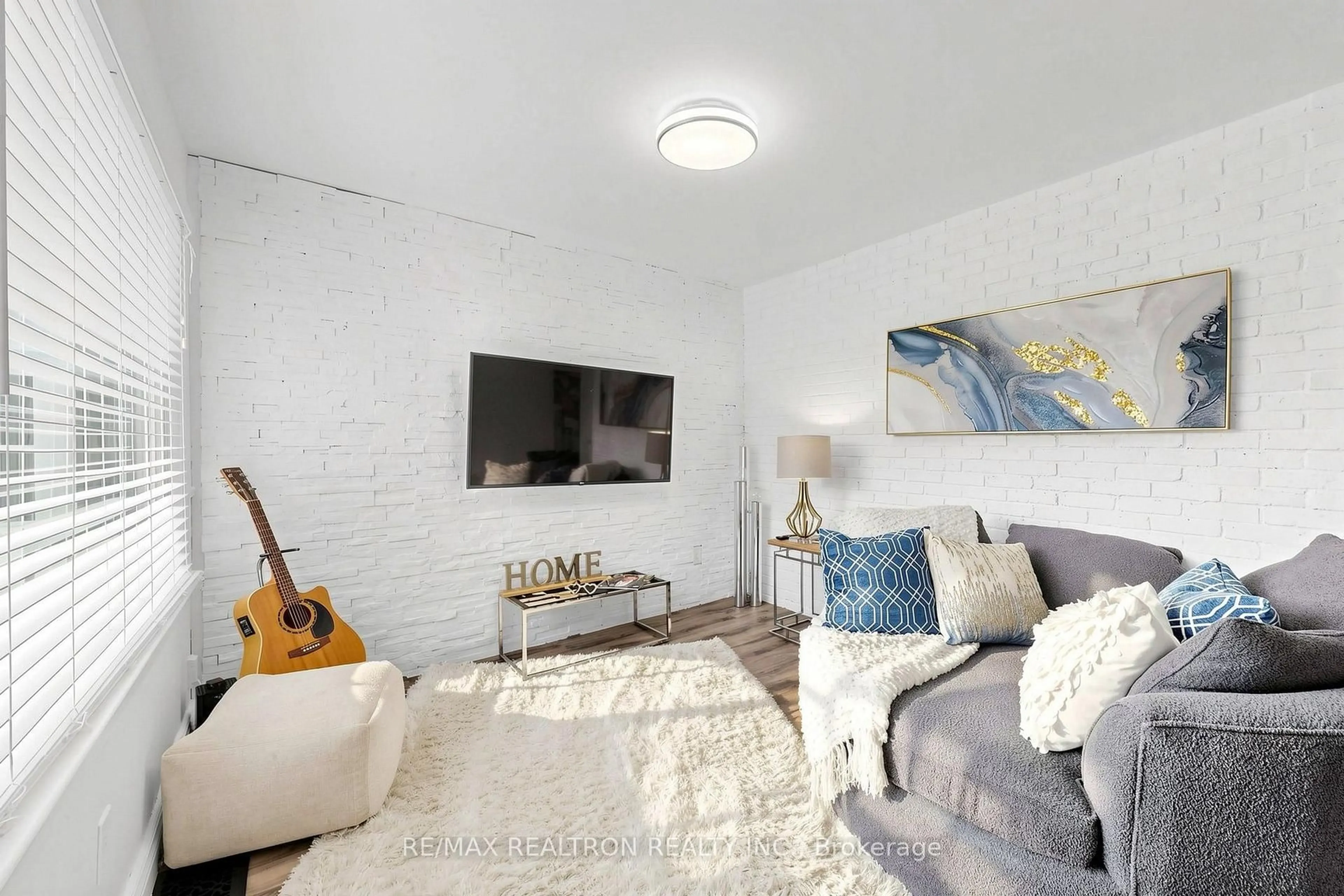 Living room with furniture, unknown for 8 Villa Rd, Toronto Ontario M8W 1M5