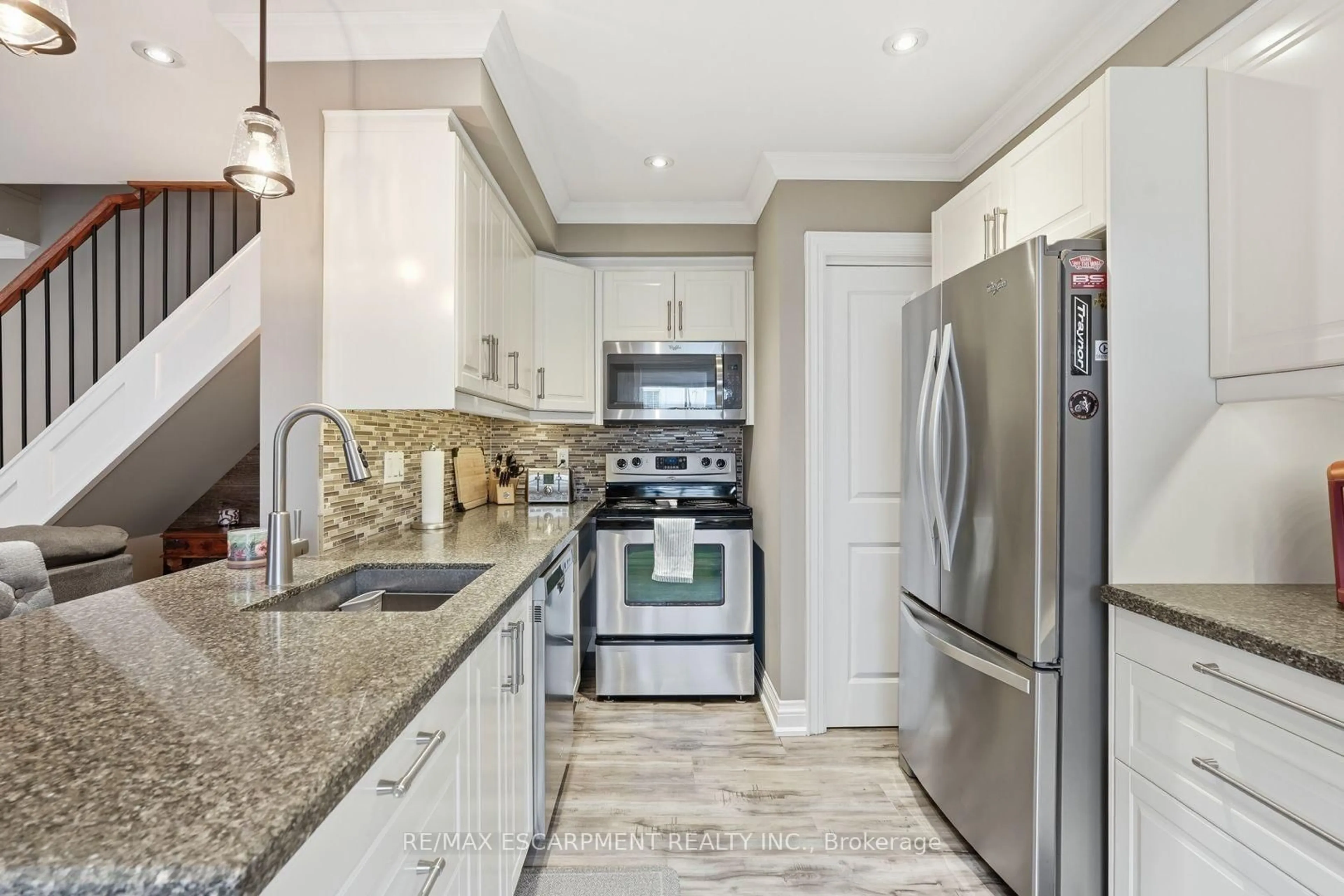 Open concept kitchen, ceramic/tile floor for 469 Claridge Rd #6, Burlington Ontario L7N 2S1