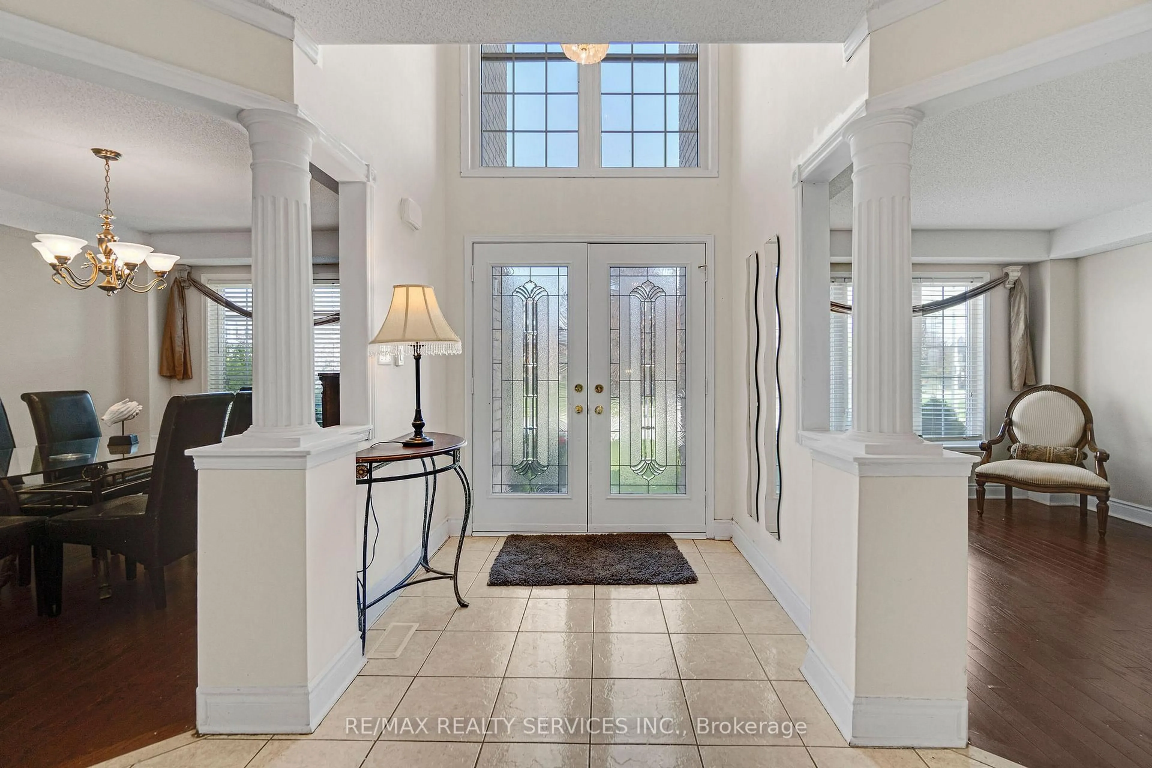 Indoor entryway for 7419 Black Walnut Tr, Mississauga Ontario L5N 8A4