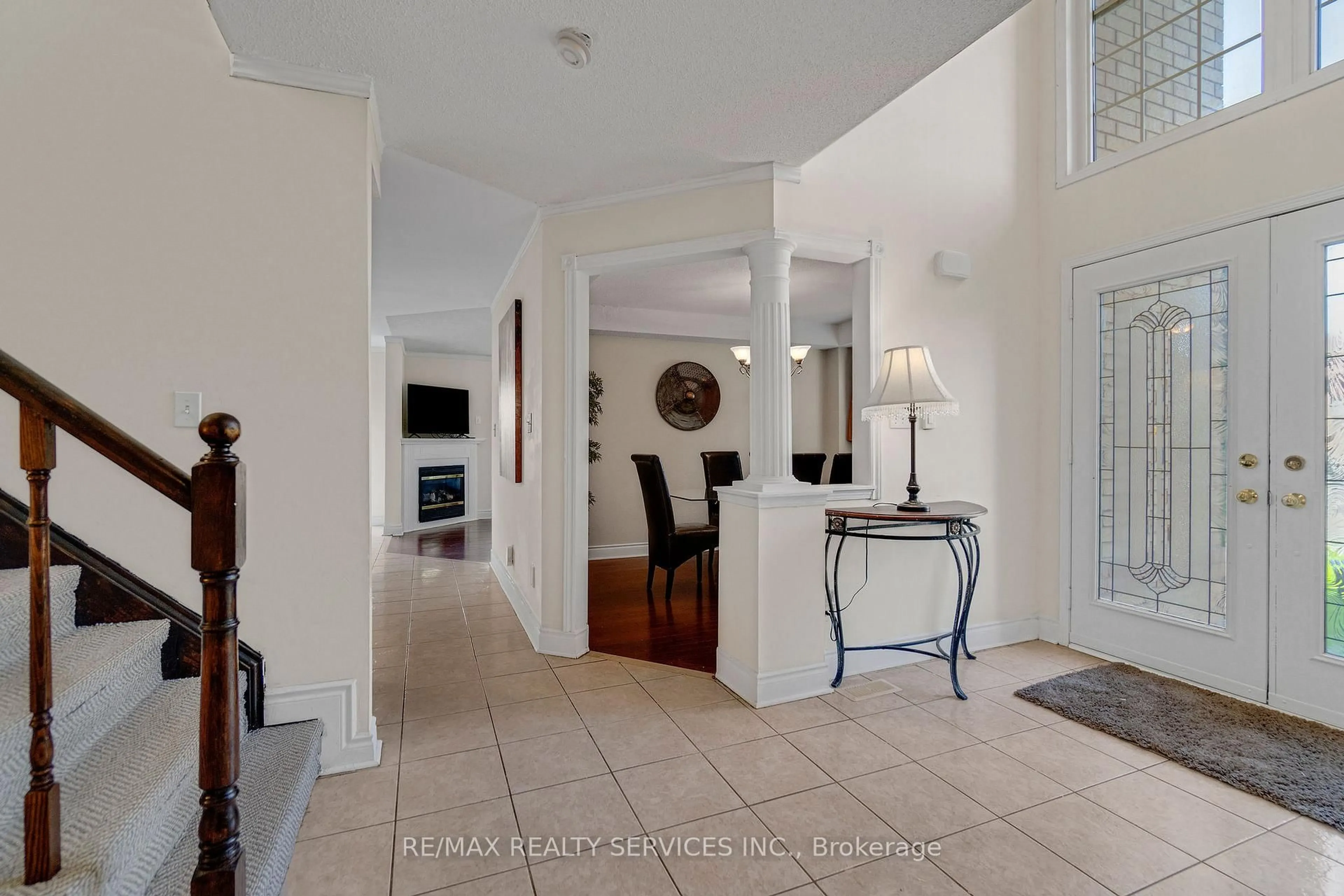 Indoor entryway for 7419 Black Walnut Tr, Mississauga Ontario L5N 8A4