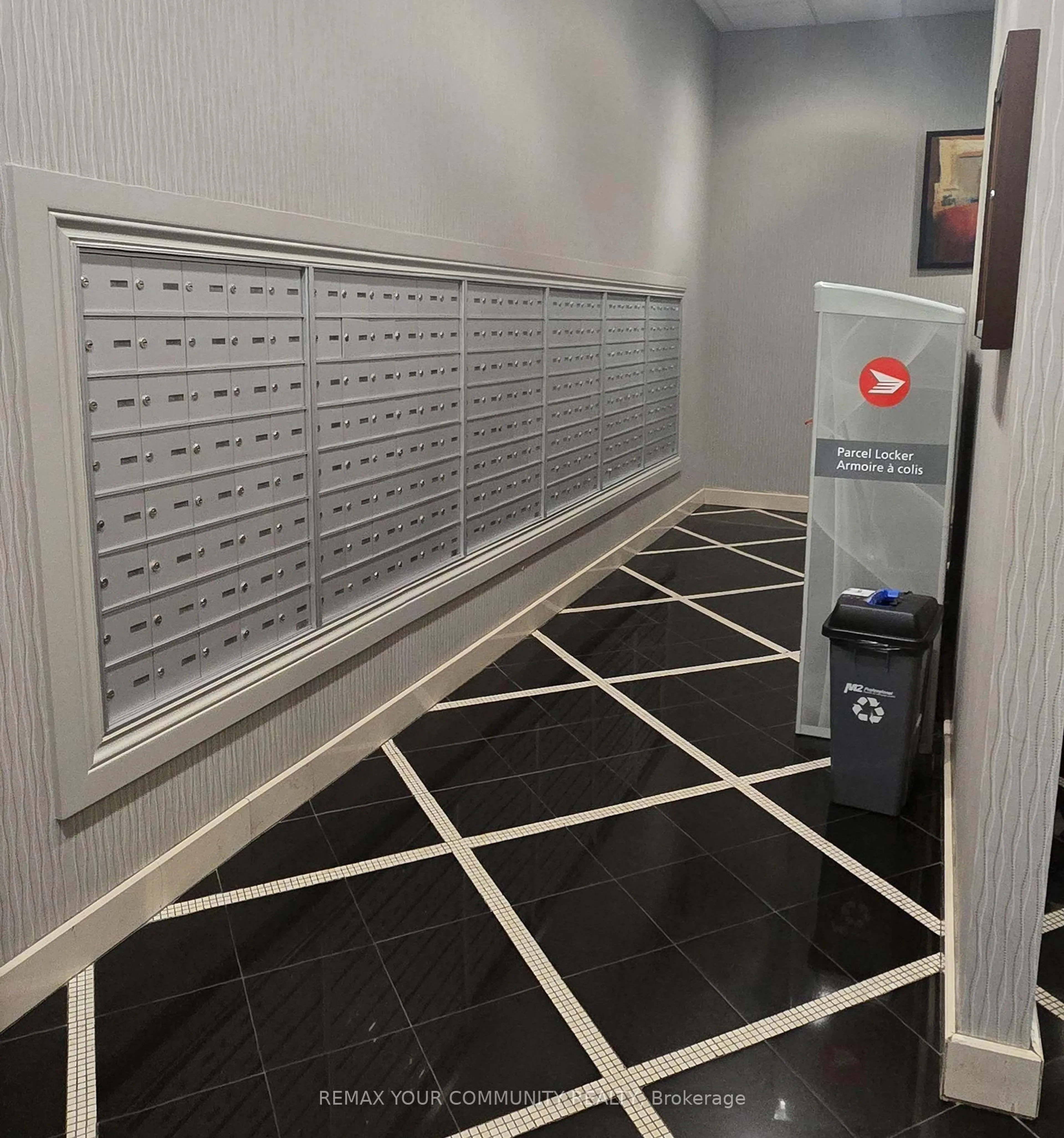 Indoor foyer for 2737 Keele St #413, Toronto Ontario M3M 2E9