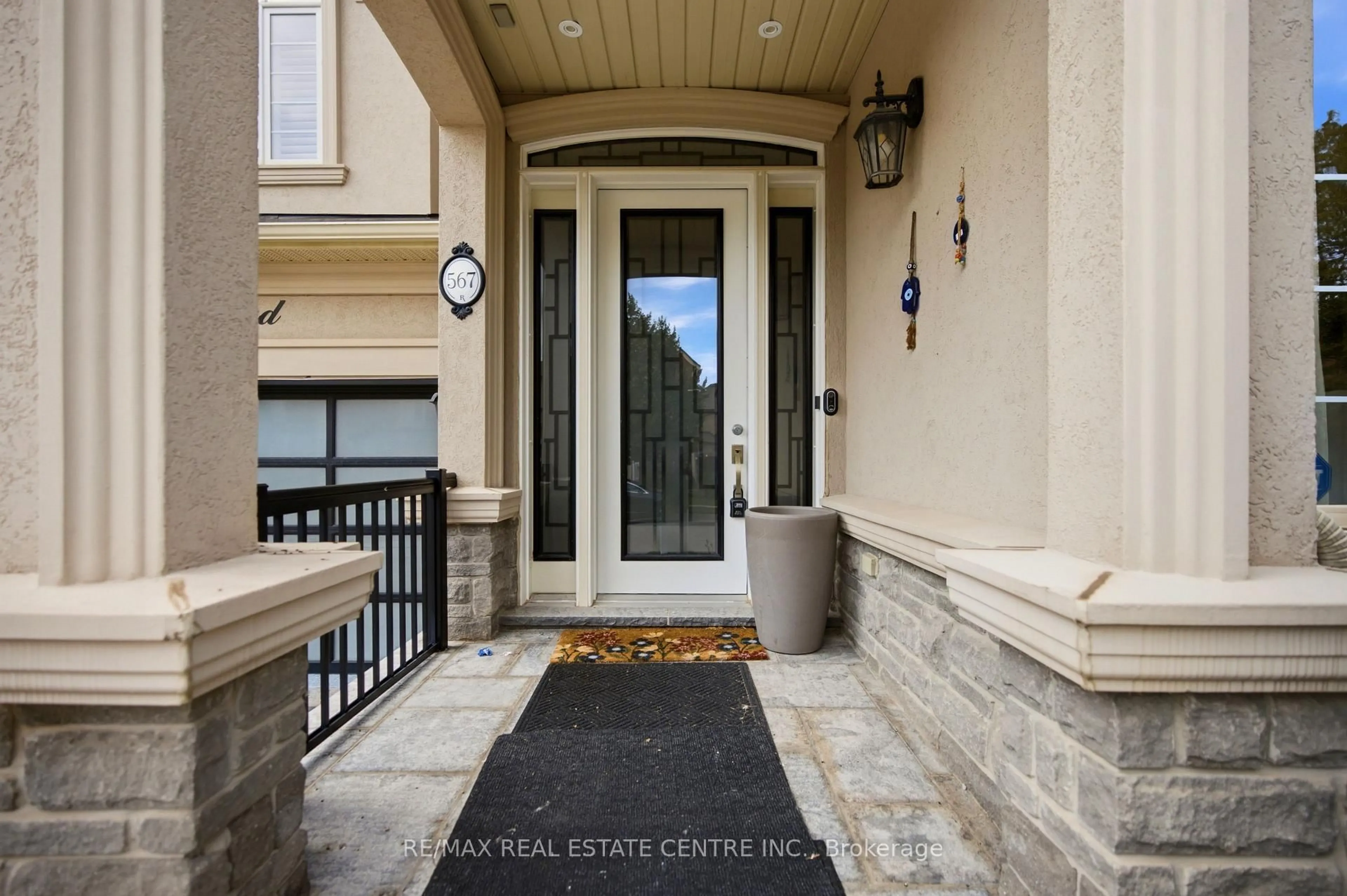 Indoor entryway for 567 Bridgeview Rd, Oakville Ontario L6M 0P2