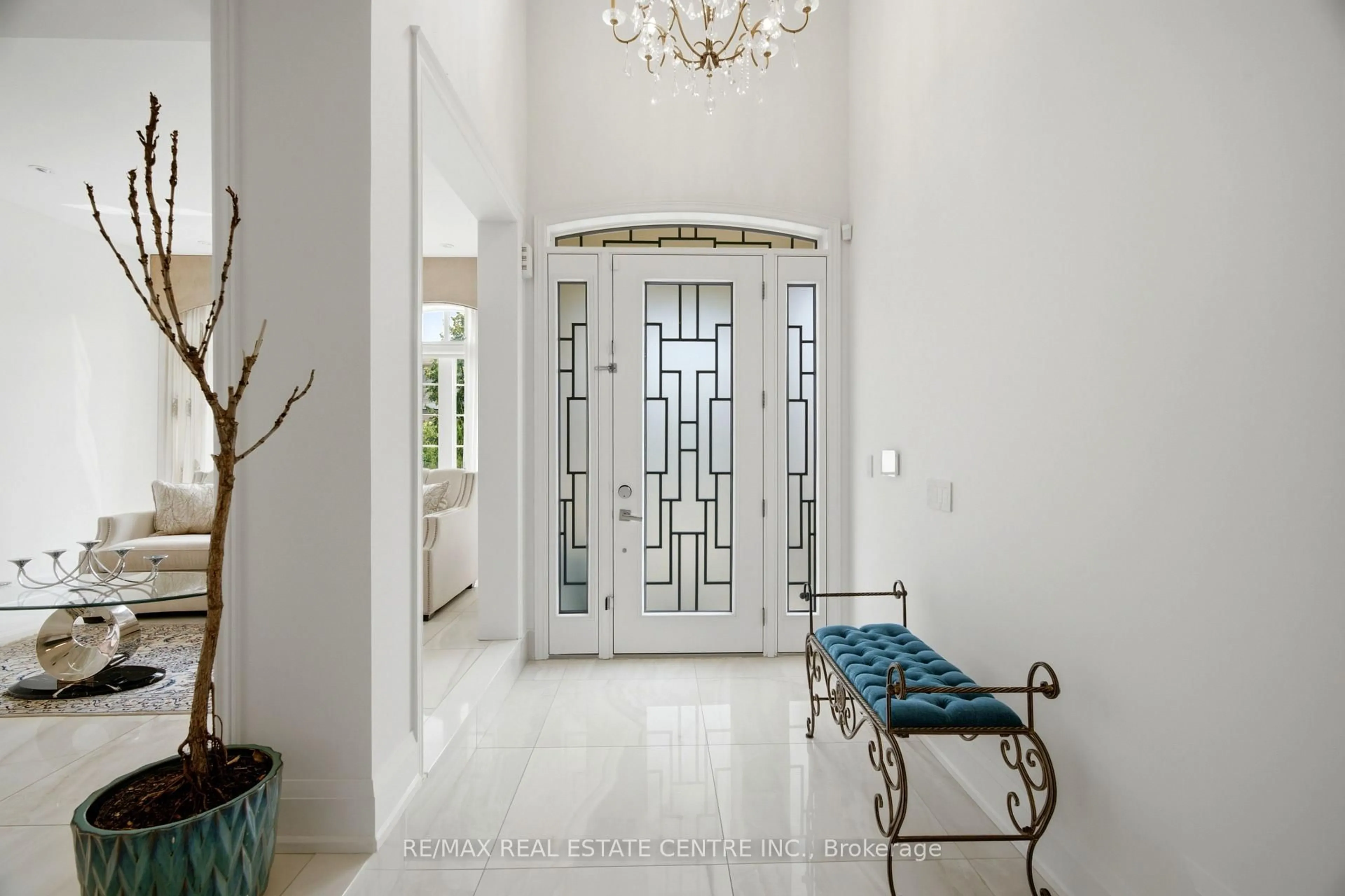 Indoor entryway for 567 Bridgeview Rd, Oakville Ontario L6M 0P2